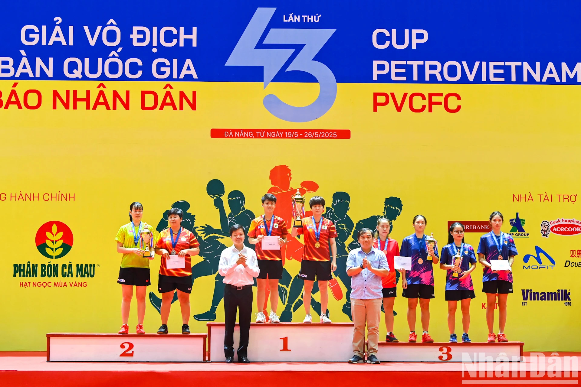 组委会代表颁发女子双打奖。