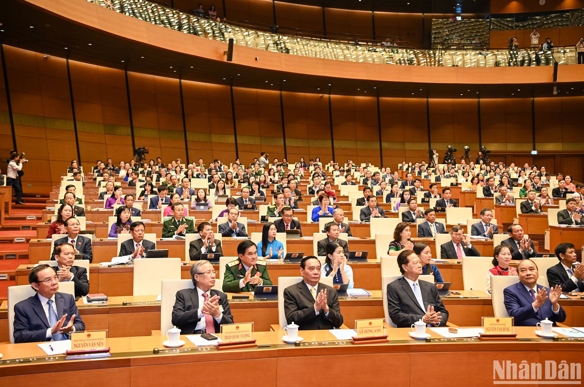 党和国家领导、前领导出席越南第十五届国会第六次会议开幕式。 党和国家领导、前领导出席越南第十五届国会第六次会议开幕式。