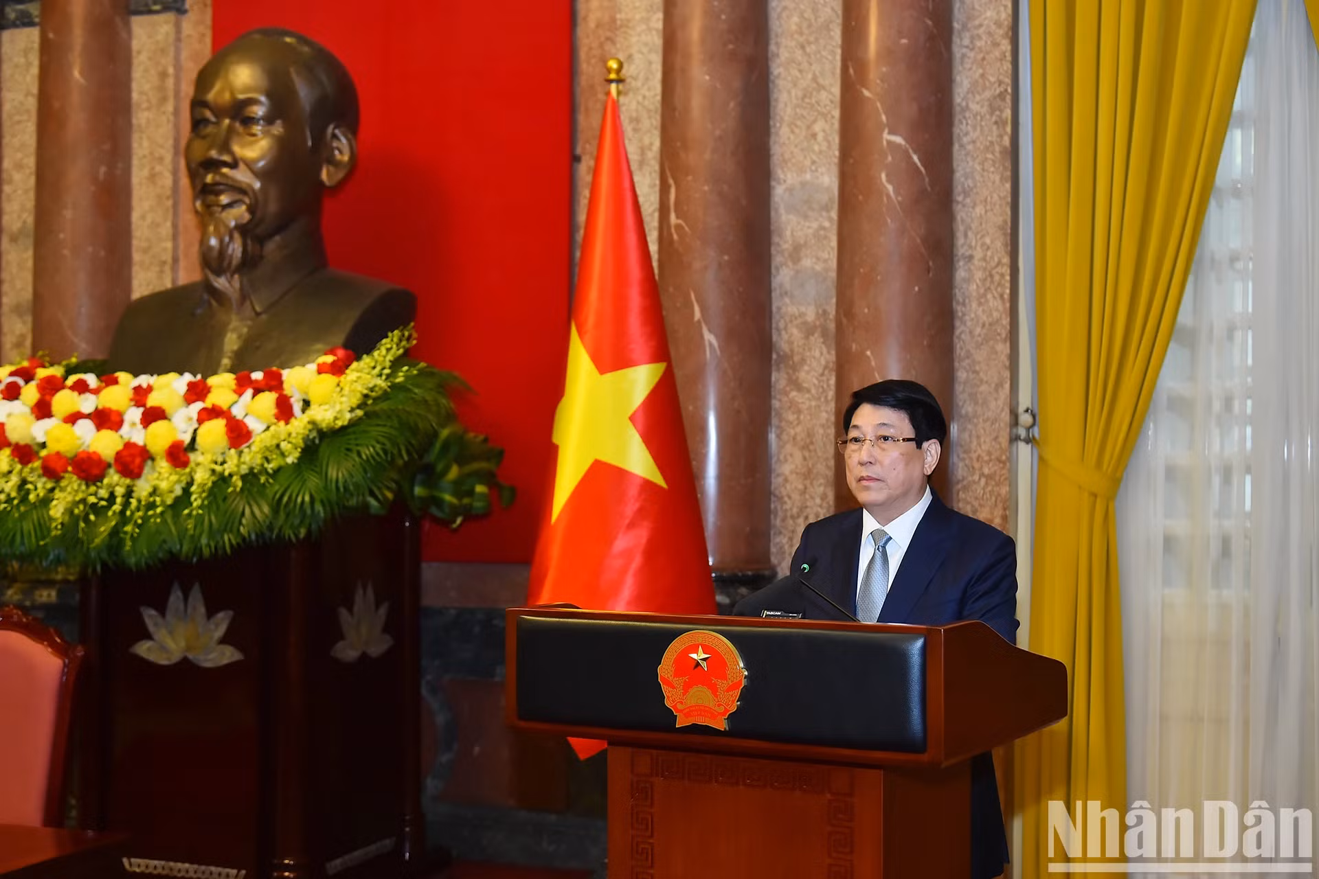 国家主席梁强在仪式上发表讲话。 国家主席梁强在仪式上发表讲话。