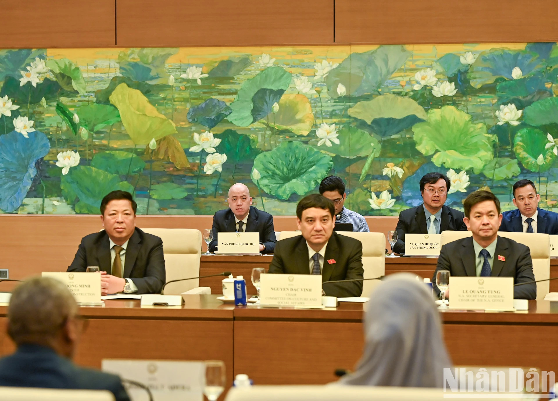 出席会见的越南国会代表。