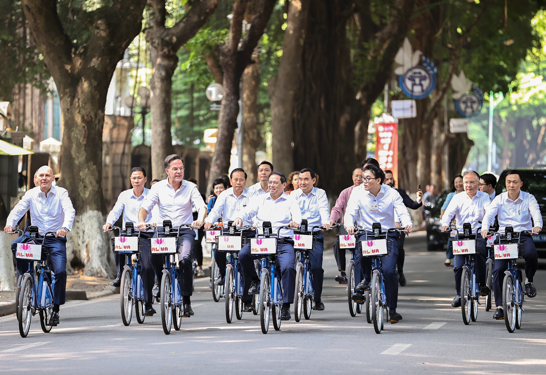 越南政府总理范明正与荷兰首相马克·吕特在潘廷冯街上骑自行车。