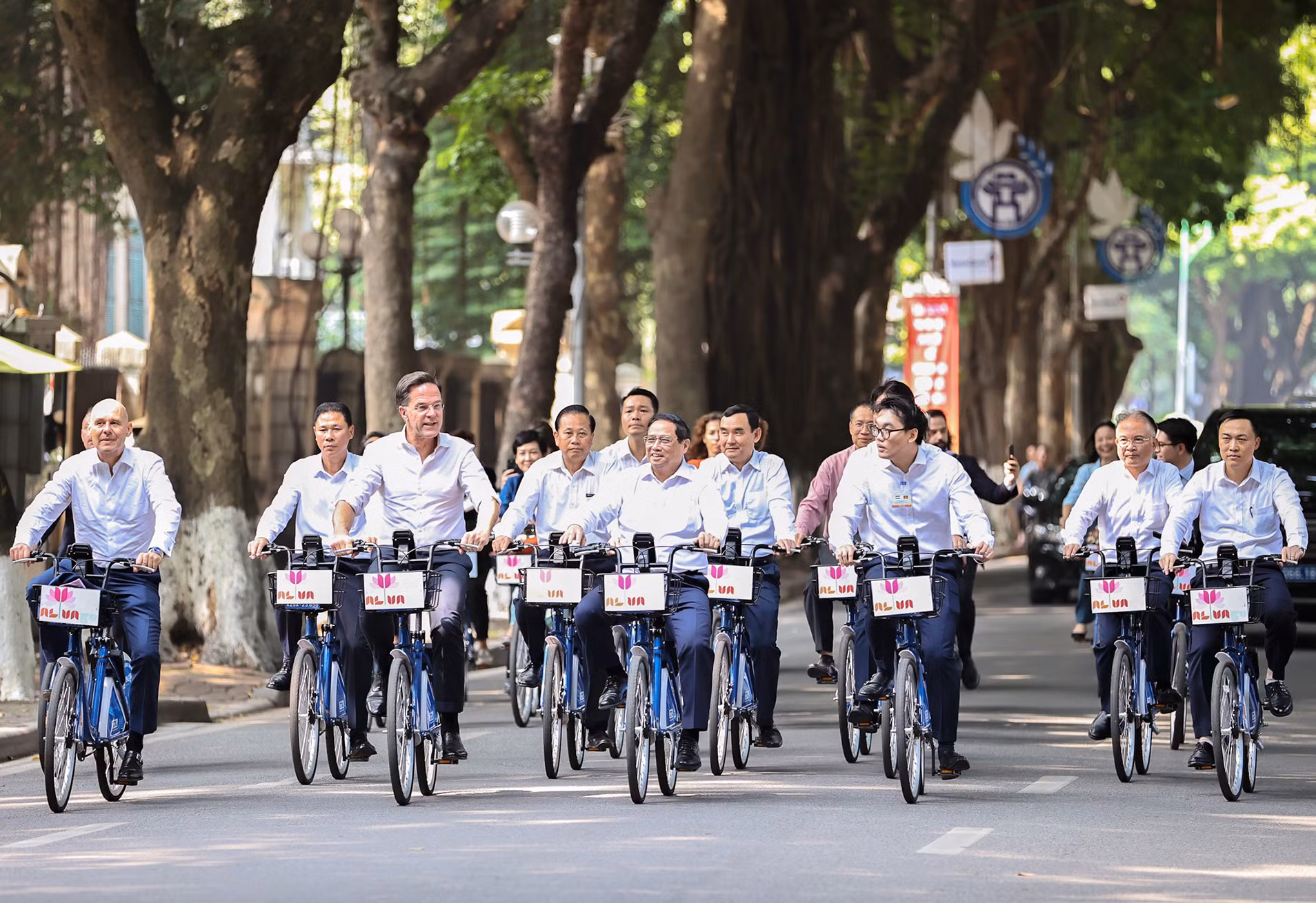 越南政府总理范明正与荷兰首相马克·吕特在潘廷冯街上骑自行车。