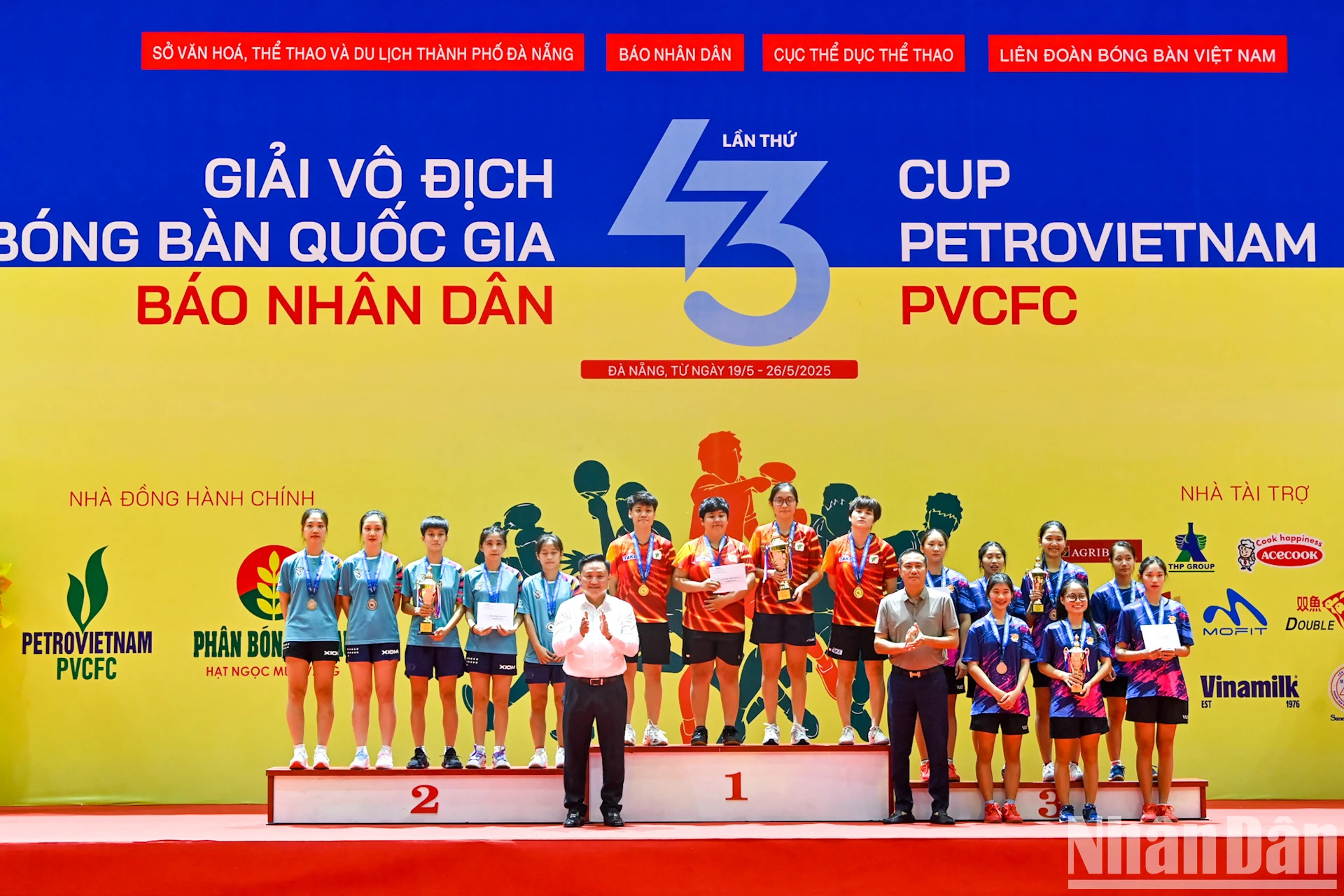 组委会代表颁发女子团体奖。