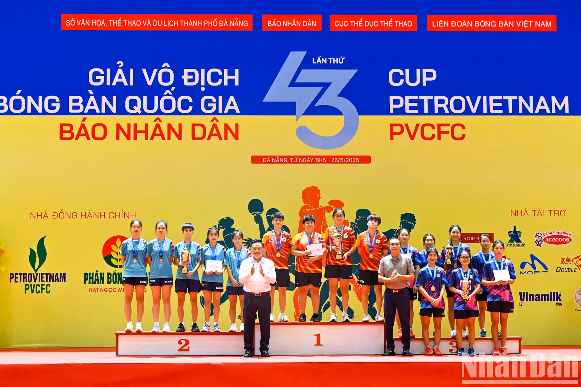 组委会代表颁发女子团体奖。