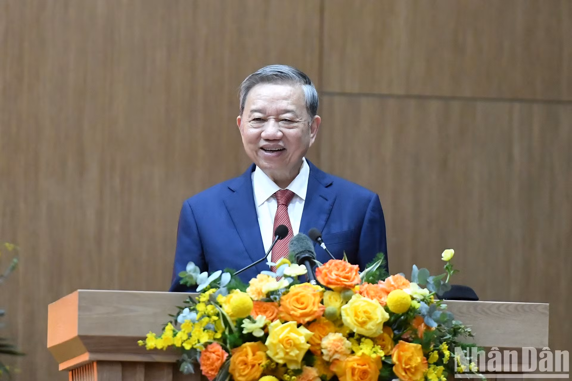 越共中央总书记苏林会见支援南方战场的公安战士时发表讲话。