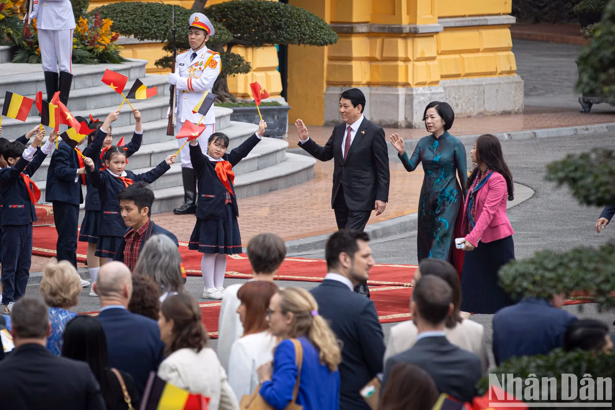国家主席梁强和夫人挥手向首都儿童致意。