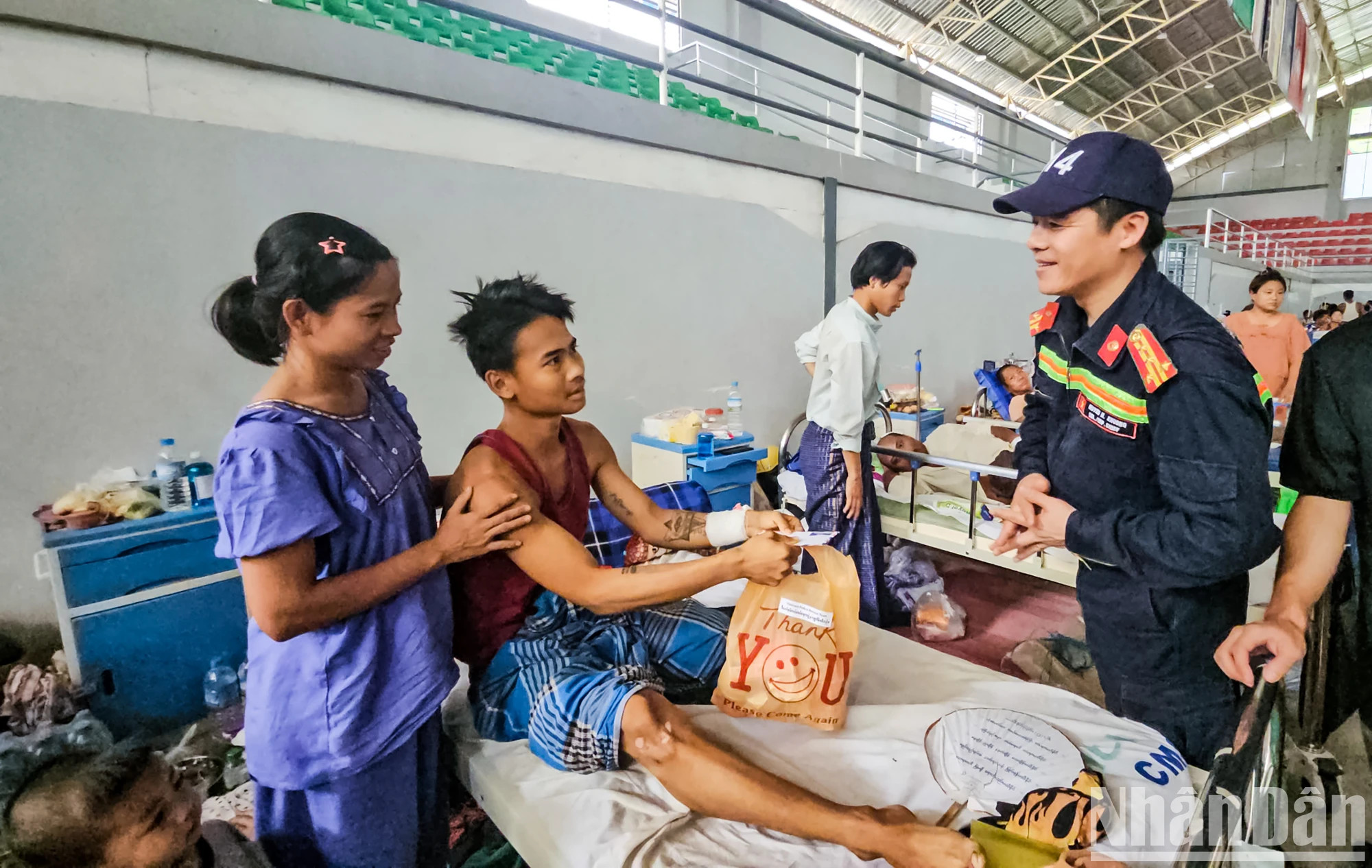 希望灾民早日康复,重建生活。 希望灾民早日康复,重建生活。