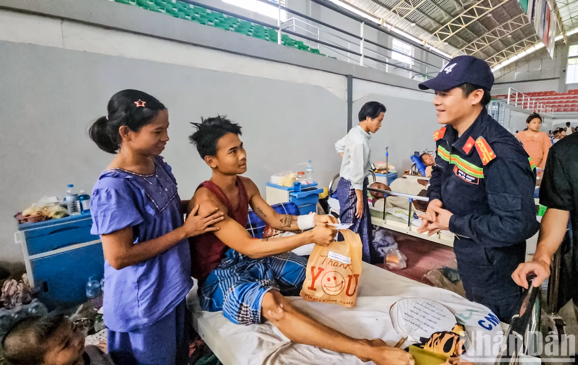 希望灾民早日康复,重建生活。 希望灾民早日康复,重建生活。