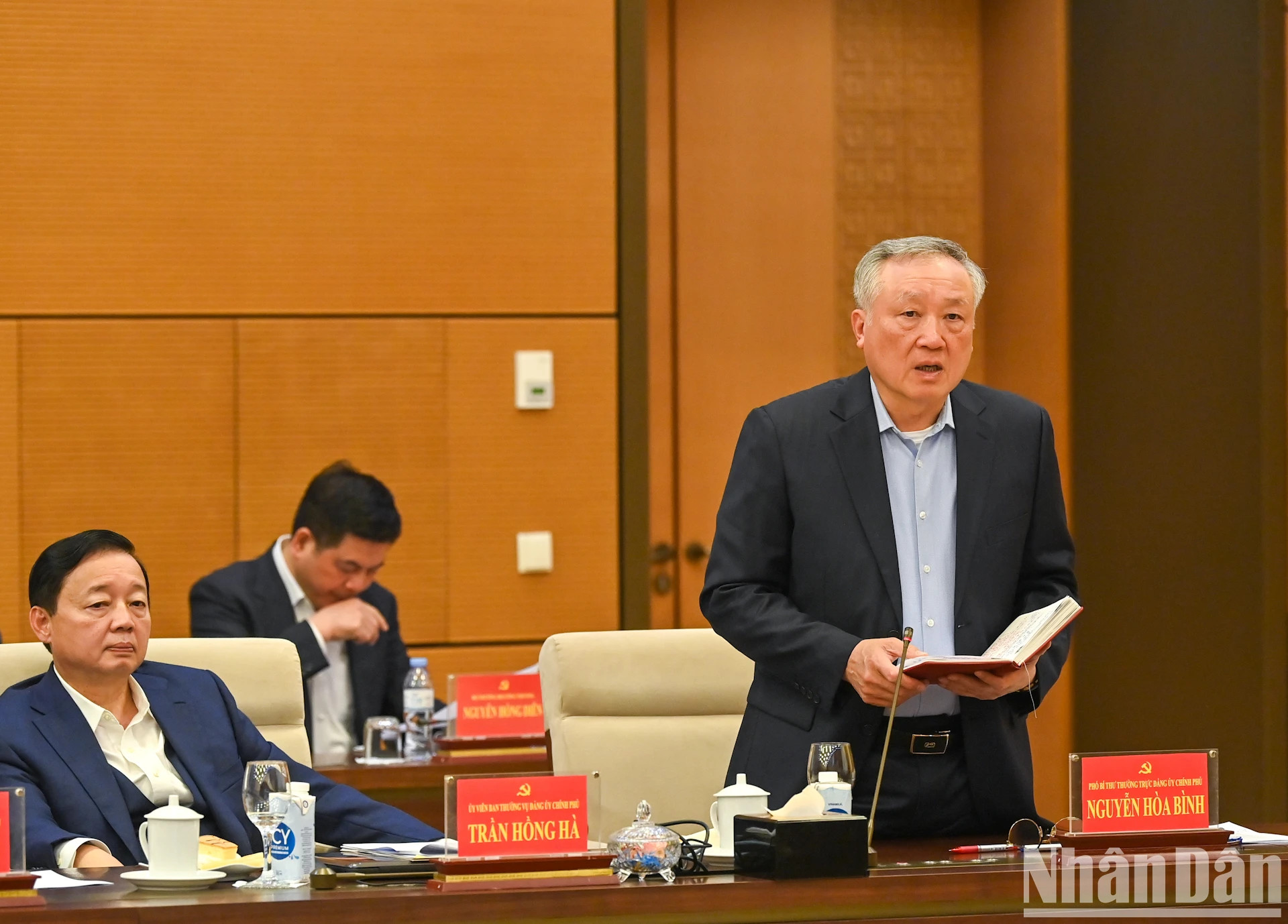 政府党委常务副书记、政府常务副总理阮和平在会上发表讲话。 政府党委常务副书记、政府常务副总理阮和平在会上发表讲话。