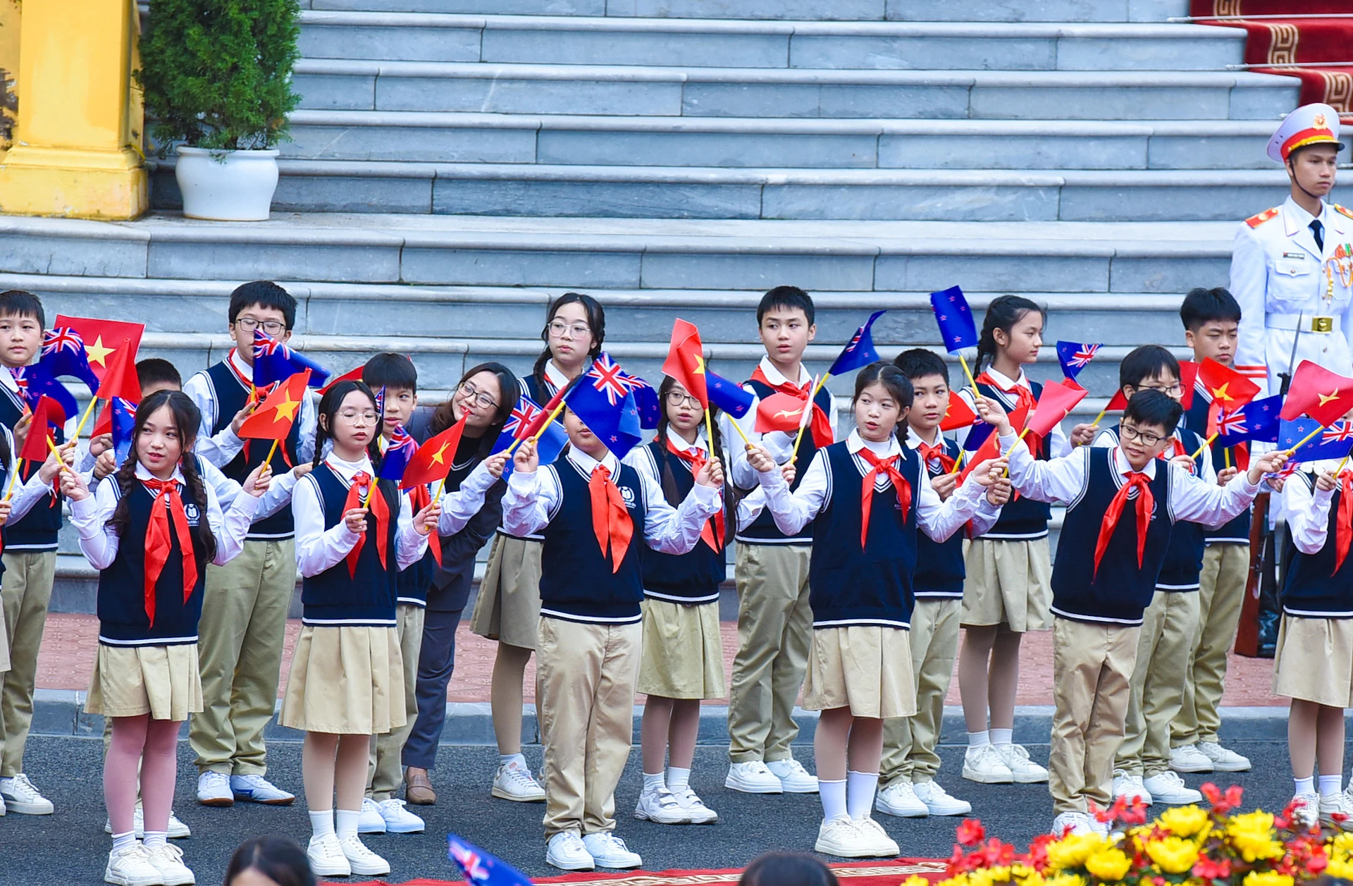 首都河内儿童向两位总理挥手致意。 首都河内儿童向两位总理挥手致意。