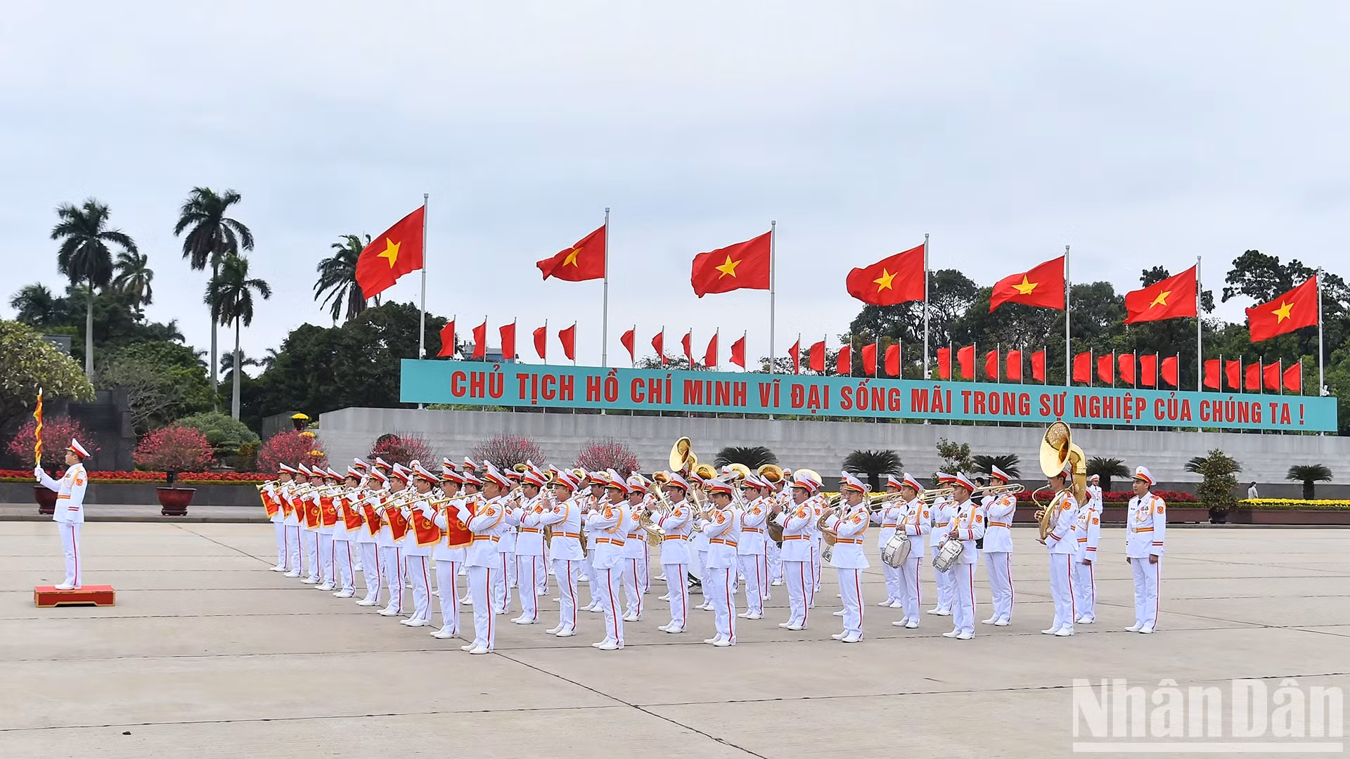 军乐队在巴亭广场上举行仪式。