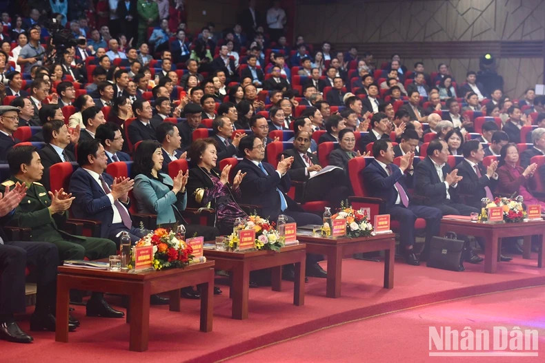 越南政府总理范明正和出席会议的各位代表。