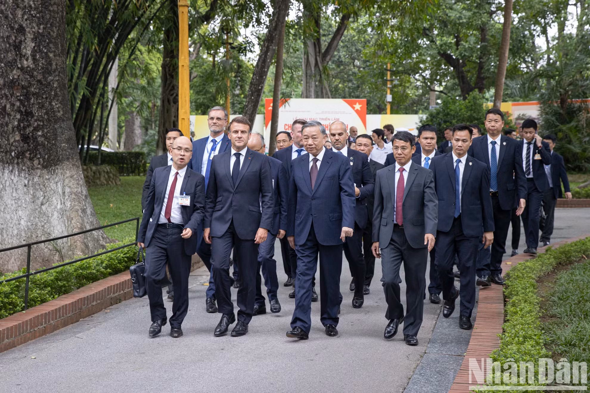 植树仪式结束后,越共中央总书记苏林和法国总统埃马纽埃尔·马克龙参观了胡伯伯高脚屋。 植树仪式结束后,越共中央总书记苏林和法国总统埃马纽埃尔·马克龙参观了胡伯伯高脚屋。