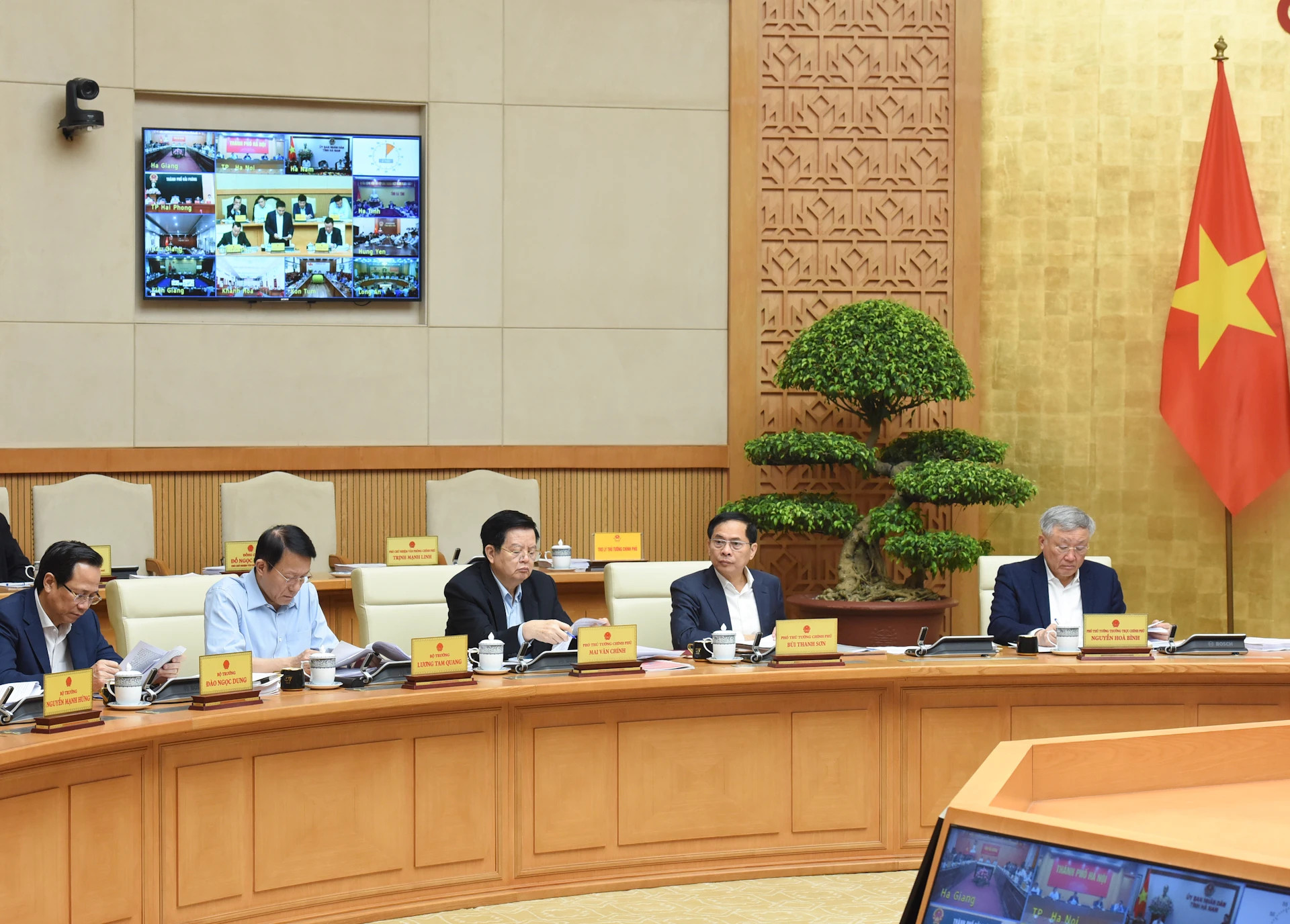 各位政府副总理、各部委行业领导出席会议。