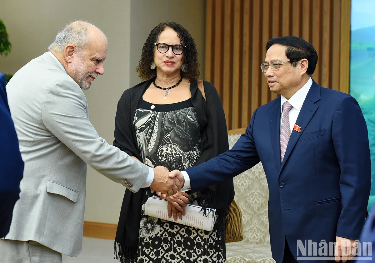 越南政府总理范明正欢迎陪同巴西科技创新部部长卢西亚娜·桑托斯的成员。（陈海 摄）