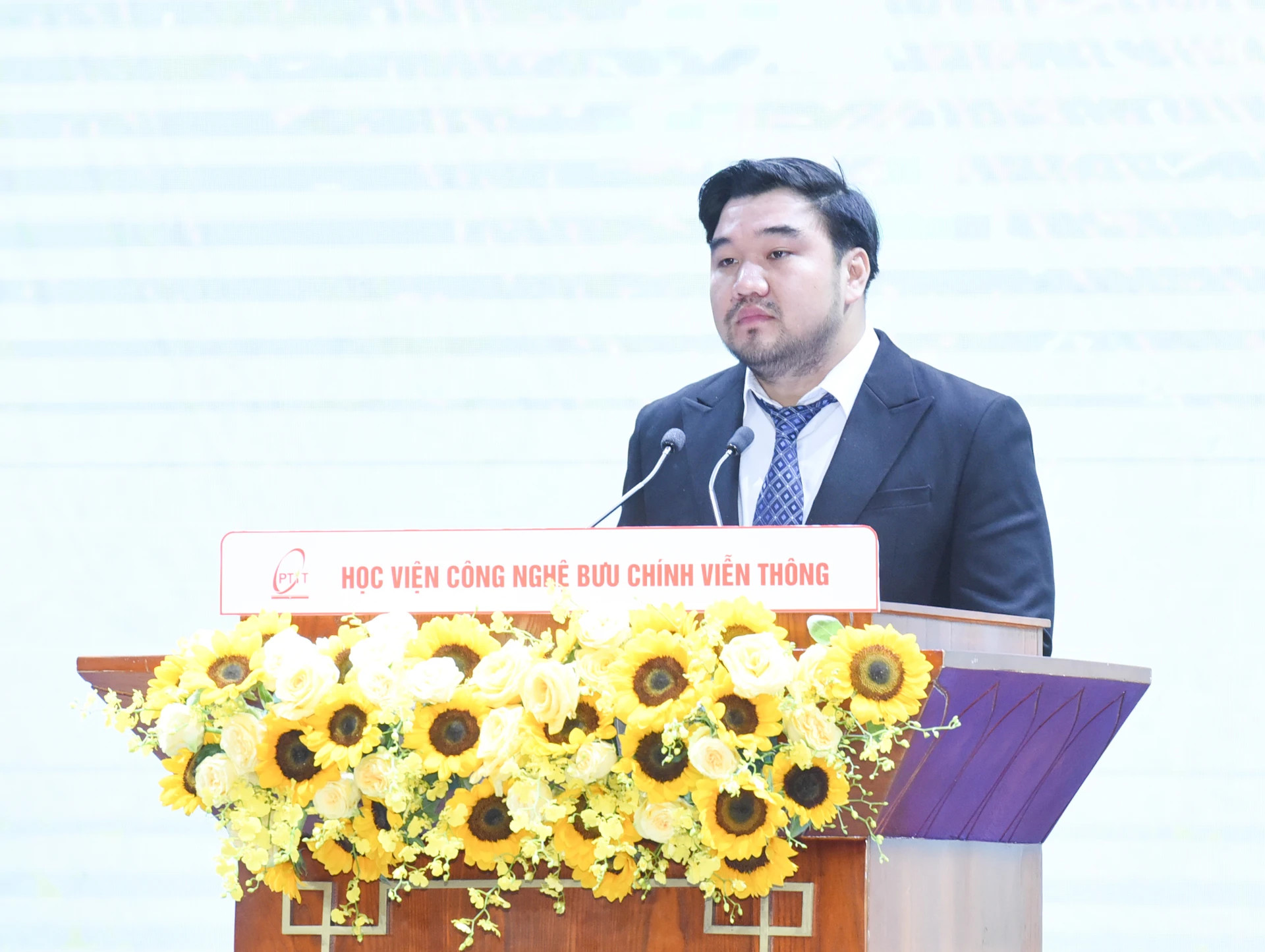 河内国家大学的代表在仪式上发表讲话。