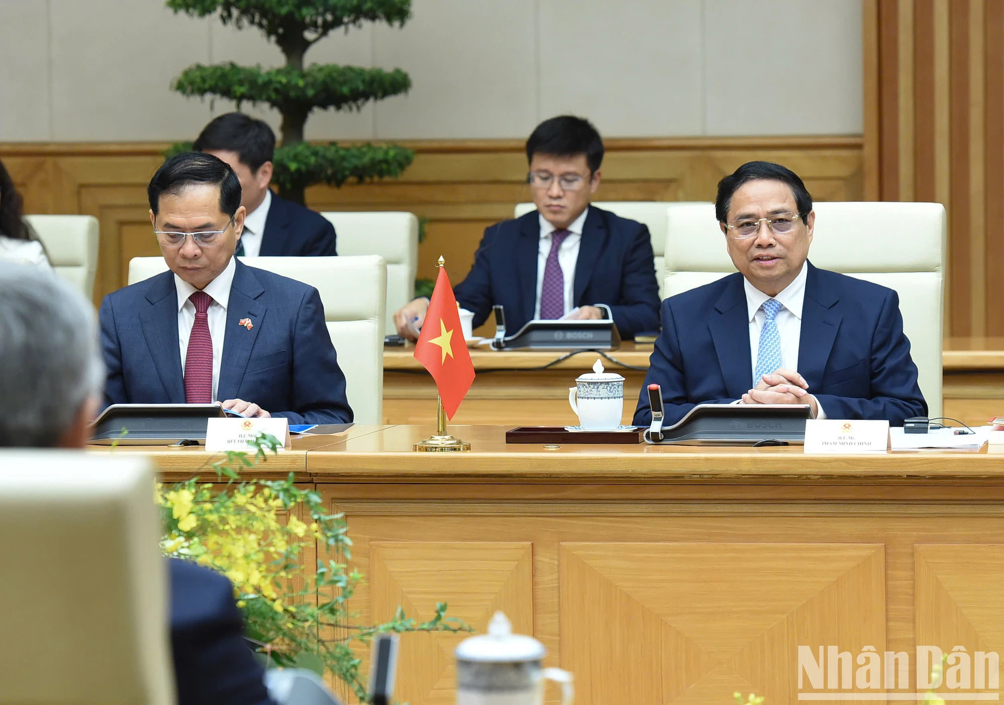 越南政府总理范明正与吉尔吉斯斯坦总理阿德尔别克·卡西马利耶夫举行会谈时发表讲话。 越南政府总理范明正与吉尔吉斯斯坦总理阿德尔别克·卡西马利耶夫举行会谈时发表讲话。