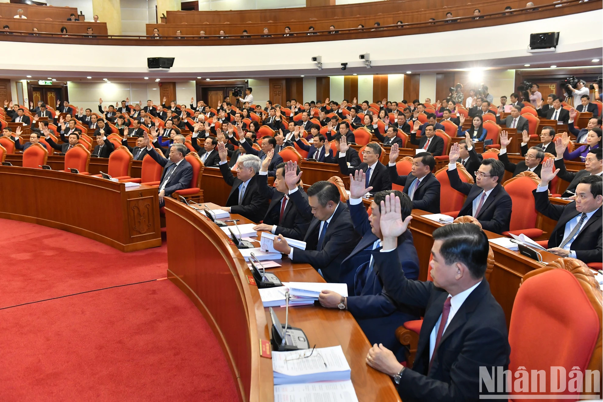 与会代表表决通过会议内容。(登科 摄) 与会代表表决通过会议内容。(登科 摄)