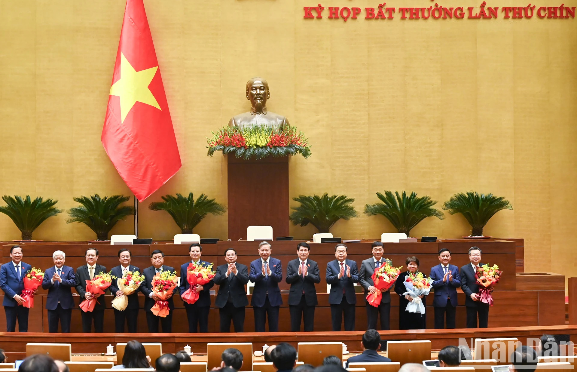 越共中央总书记苏林,国家主席梁强,政府总理范明正,国会主席陈青敏,党和国家领导赠送鲜花祝贺新任和离任同志。 越共中央总书记苏林,国家主席梁强,政府总理范明正,国会主席陈青敏,党和国家领导赠送鲜花祝贺新任和离任同志。