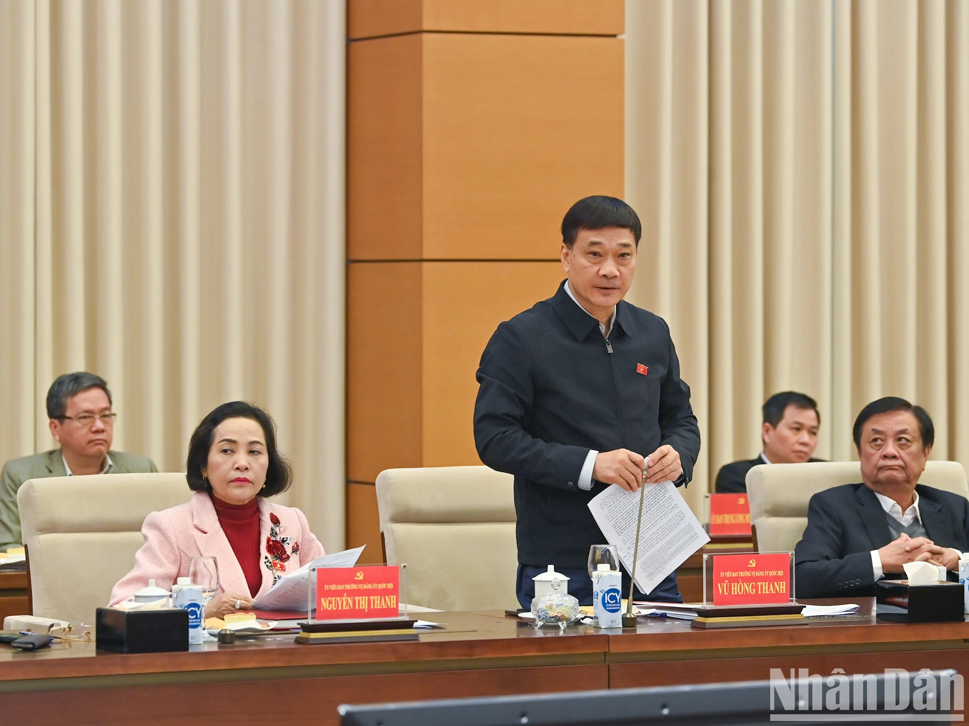 国会经济委员会主任武鸿青在会上发表讲话。 国会经济委员会主任武鸿青在会上发表讲话。
