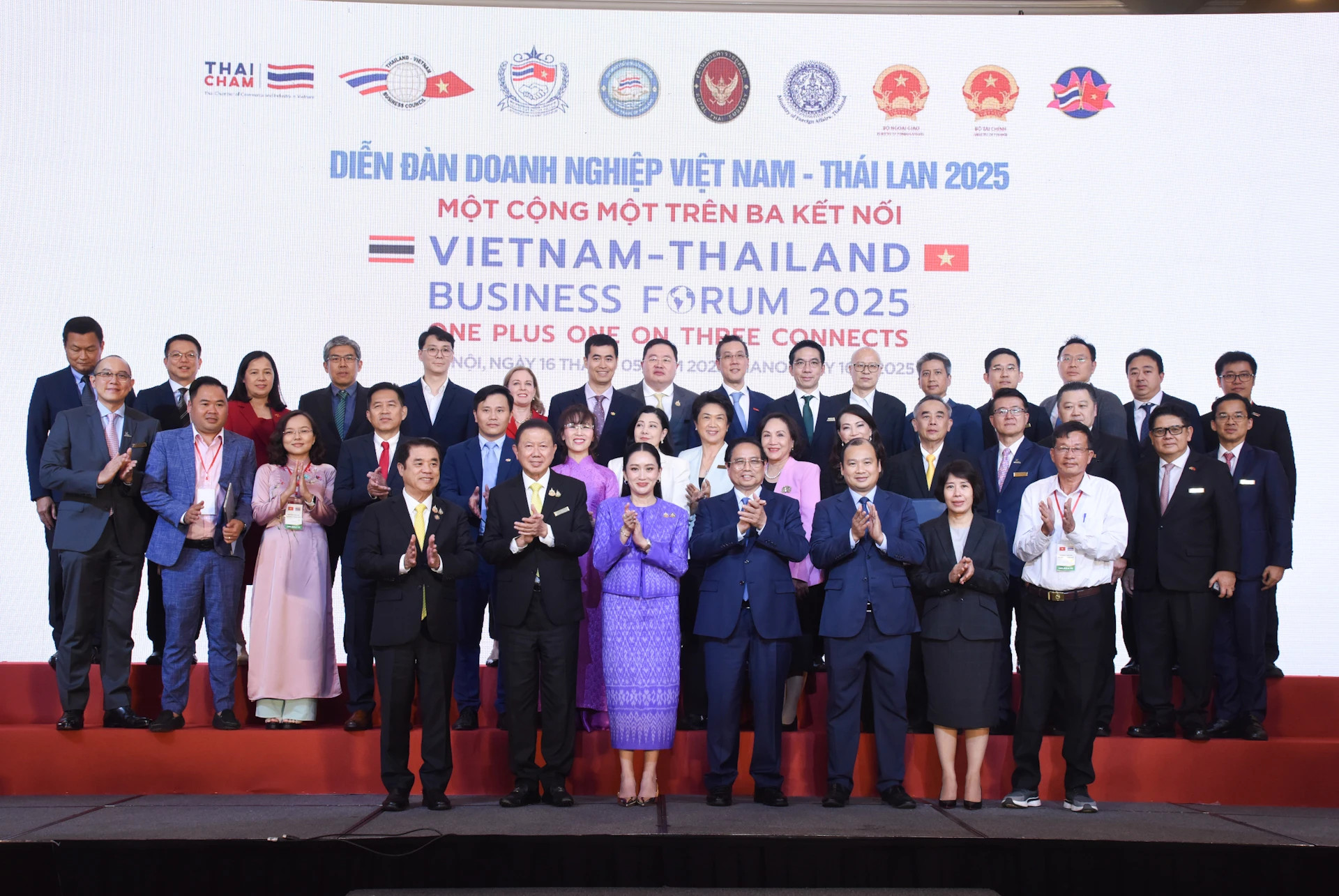 与会代表合影。