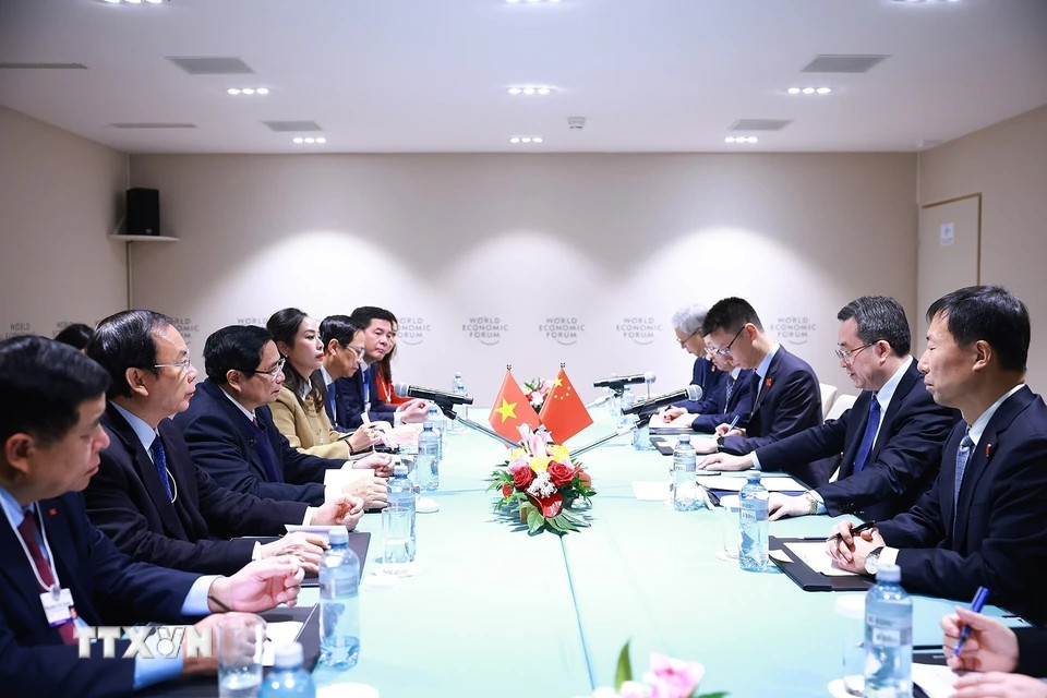 越南政府总理范明正会见中国国务院副总理丁薛祥。（图片来源：越通社）