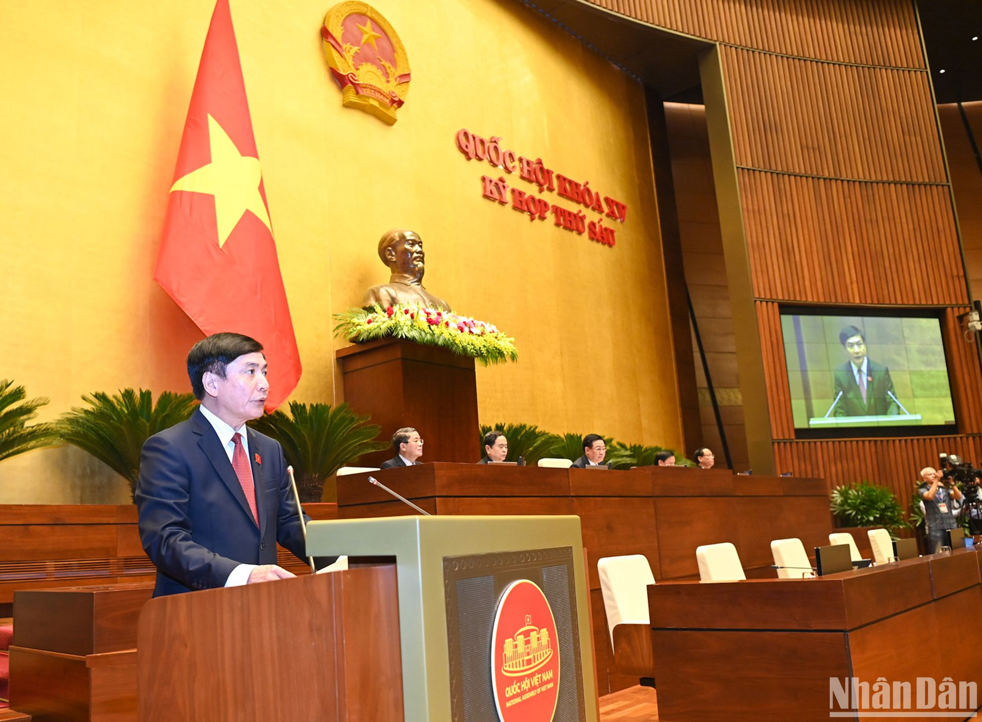 国会秘书长、国会办公厅主任裴文强宣布理由,介绍出席第十五届国会第六次会议的各位代表。 国会秘书长、国会办公厅主任裴文强宣布理由,介绍出席第十五届国会第六次会议的各位代表。