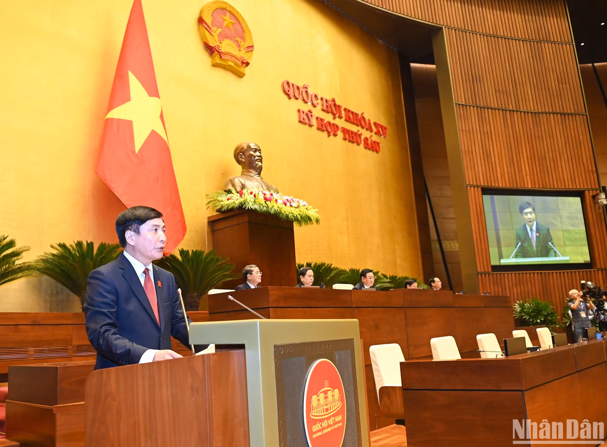 国会秘书长、国会办公厅主任裴文强宣布理由，介绍出席第十五届国会第六次会议的各位代表。