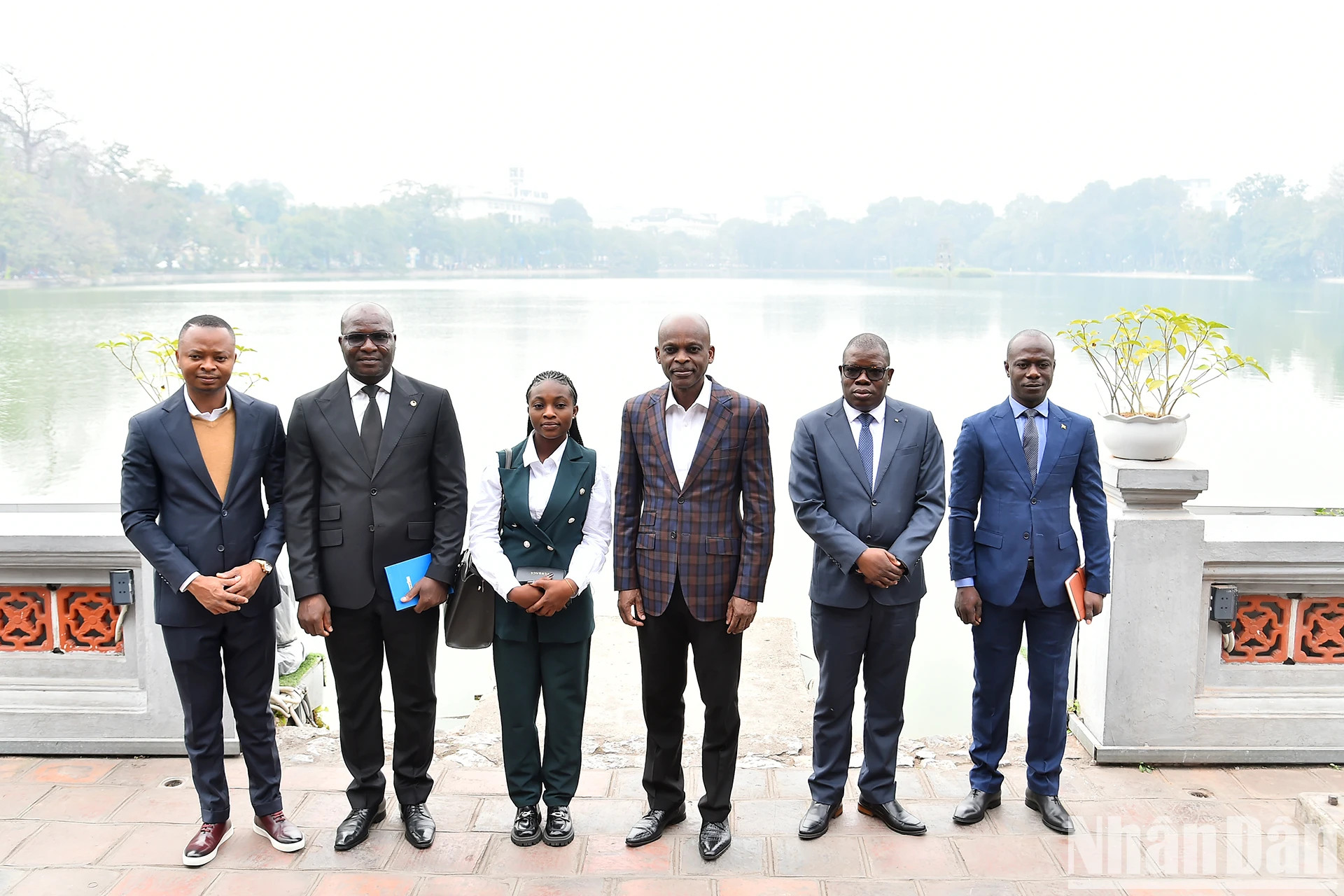 多哥外交部长罗贝尔·迪塞和陪同代表在玉山祠合影。