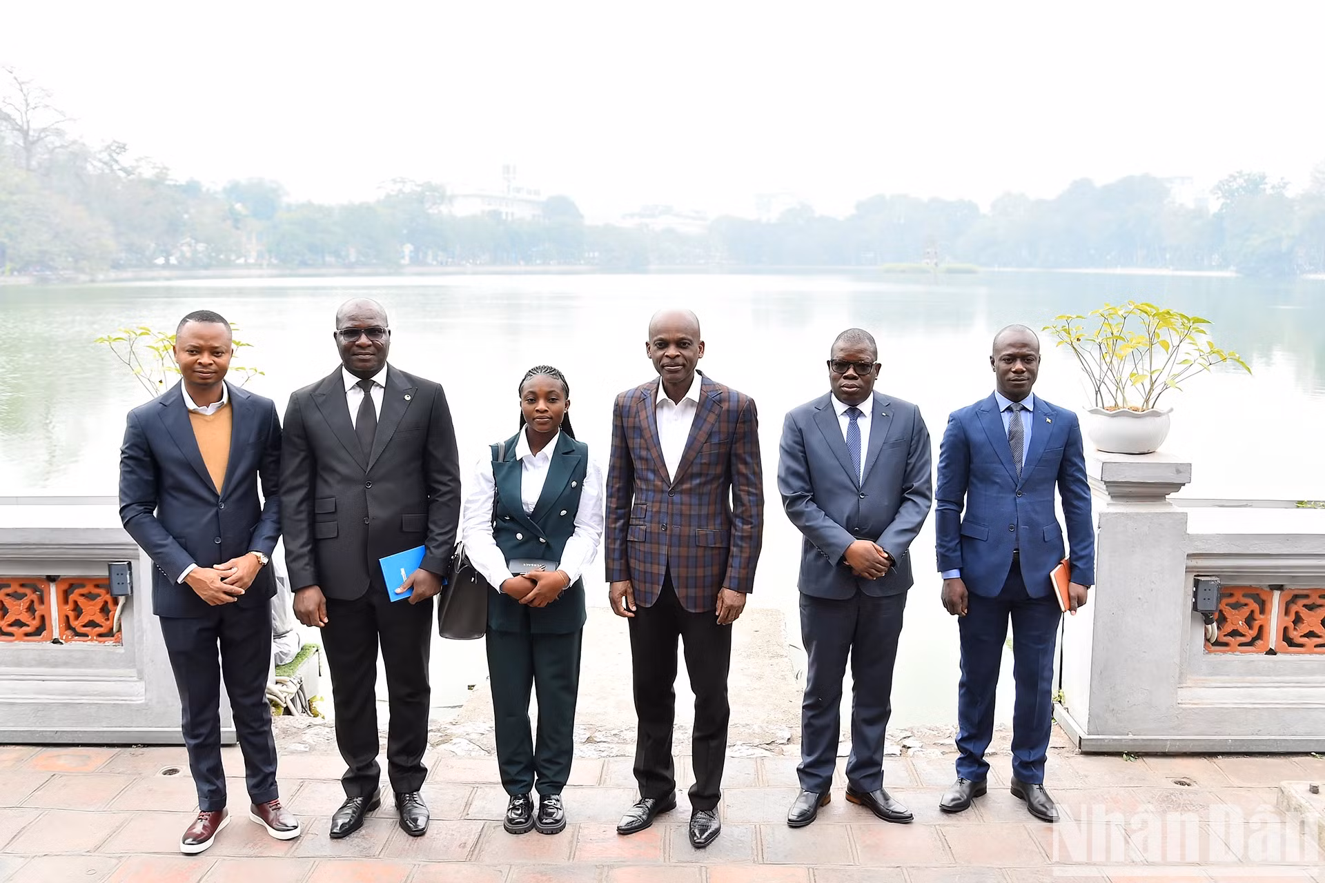 多哥外交部长罗贝尔·迪塞和陪同代表在玉山祠合影。 多哥外交部长罗贝尔·迪塞和陪同代表在玉山祠合影。