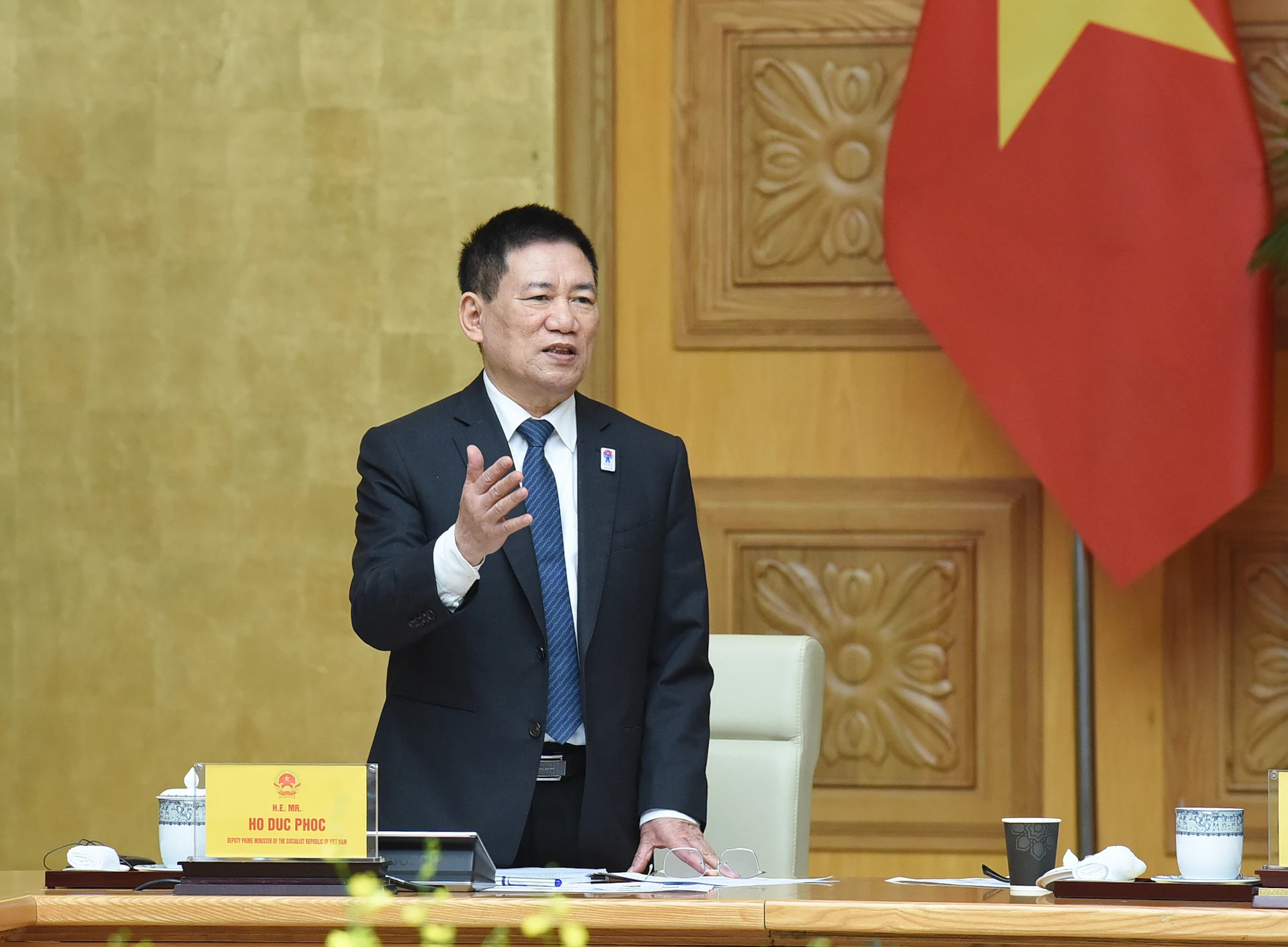 政府副总理胡德福在座谈会上发表讲话。