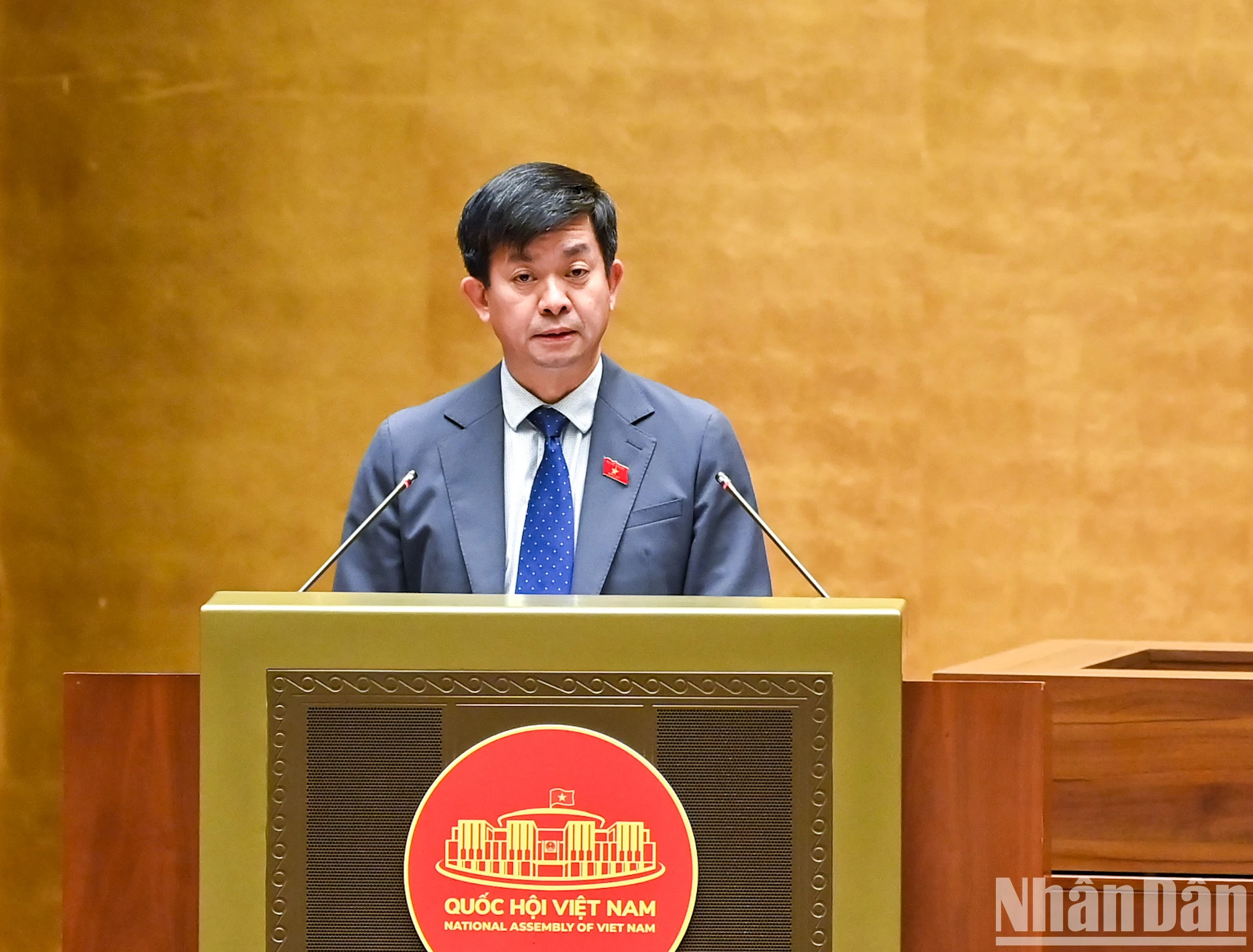 国会秘书长、国会办公厅主任黎光松公布国会的决议。 国会秘书长、国会办公厅主任黎光松公布国会的决议。