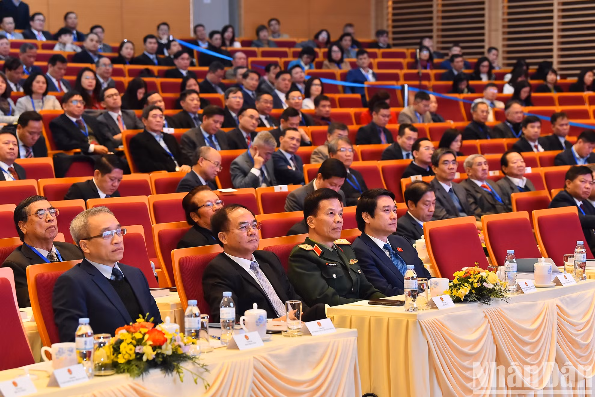 各位代表出席建设和发展外交机构的全体会议。（水原 摄）