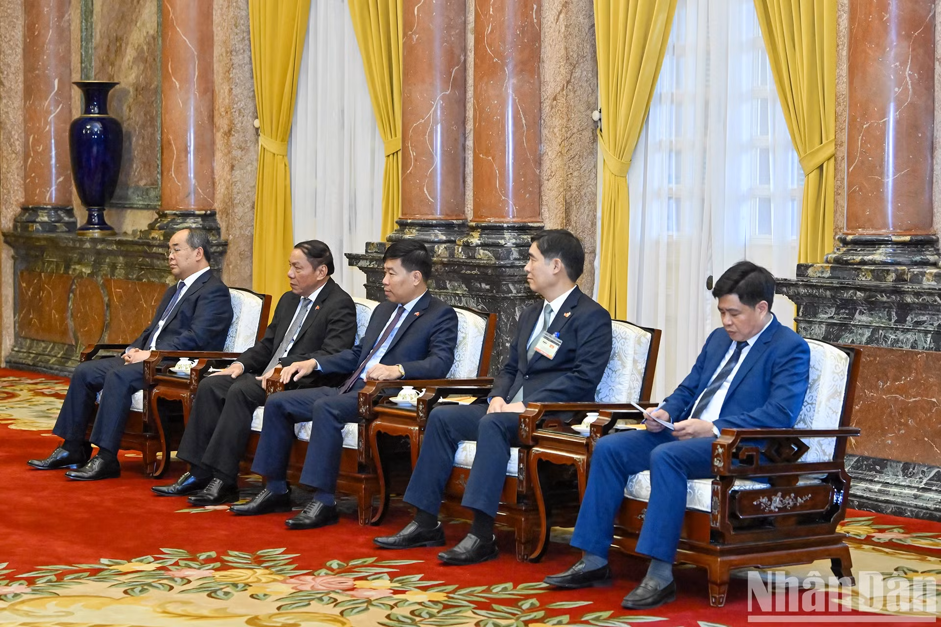 出席会见的越方代表团成员。