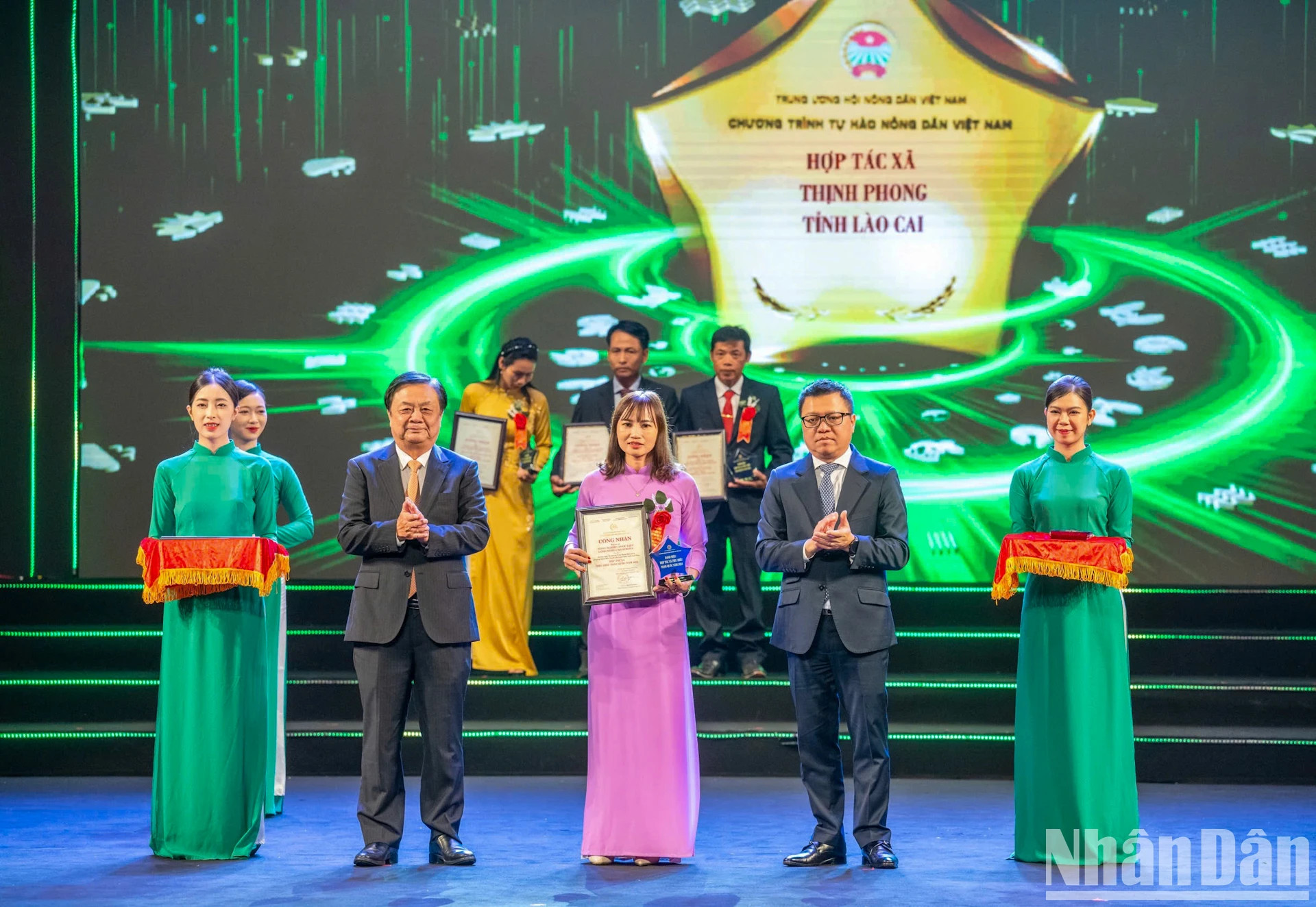 农业与农村发展部部长黎明欢和越南《人民报》社总编辑黎国明向先进模范合作社颁奖。