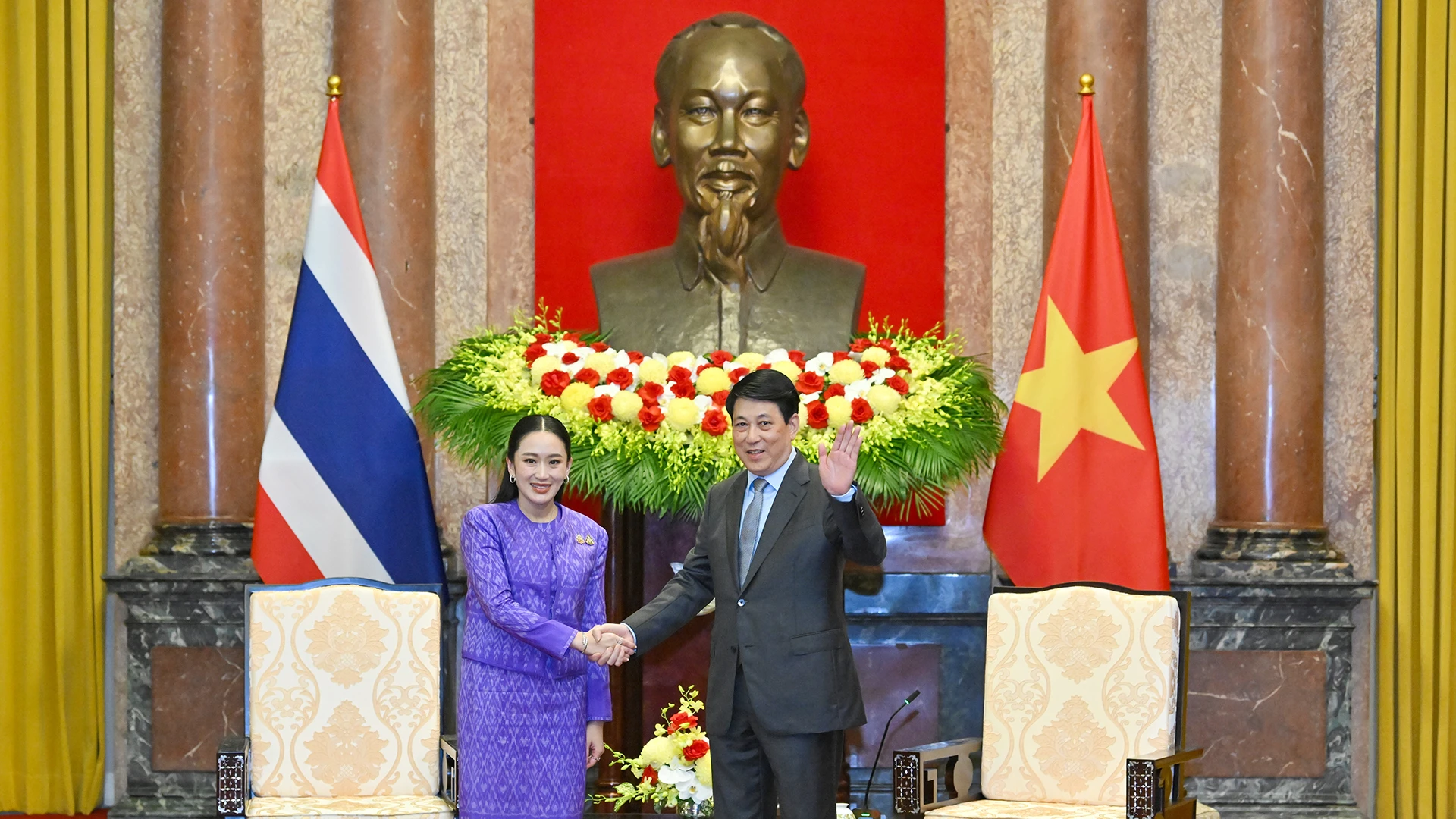 越南国家主席梁强会见泰国总理佩通坦·西那瓦【组图】