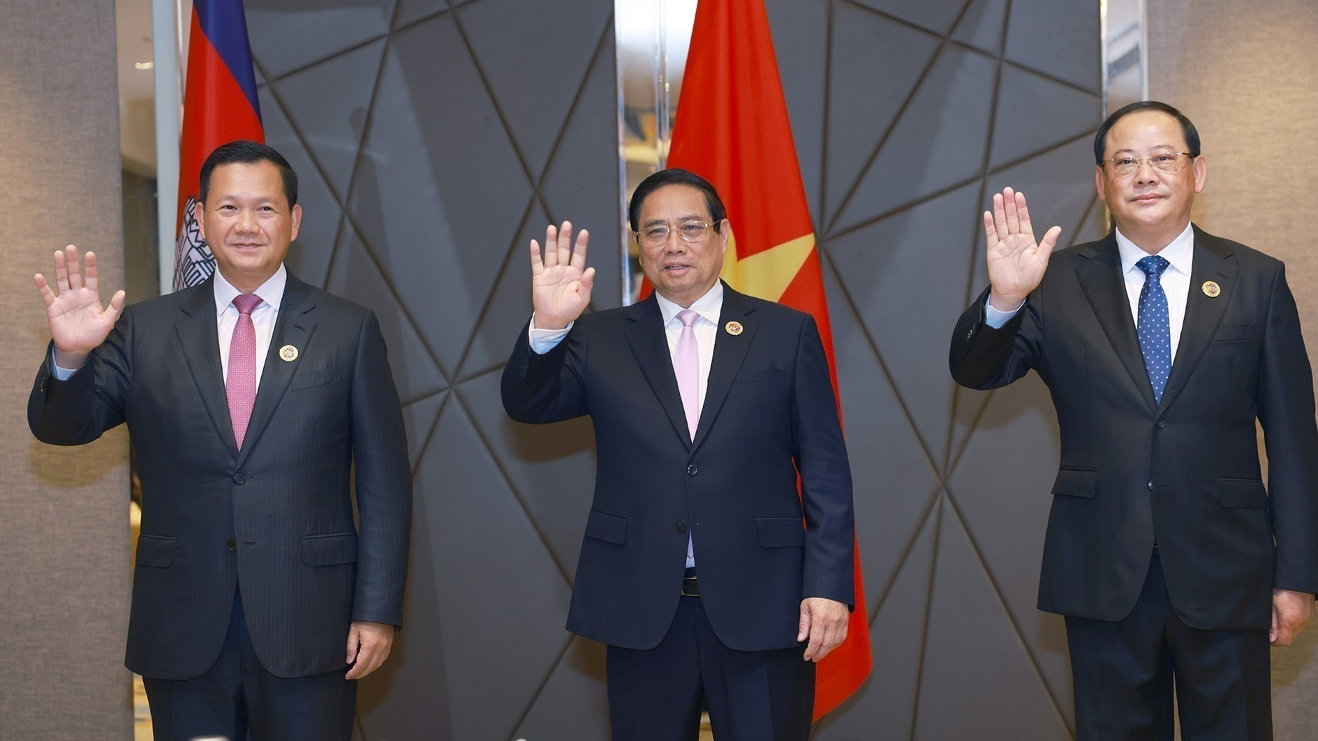 越南政府总理范明正和老挝政府总理宋赛·西潘敦、柬埔寨王国首相洪玛奈。(图片来源:越通社) 越南政府总理范明正和老挝政府总理宋赛·西潘敦、柬埔寨王国首相洪玛奈。(图片来源:越通社)