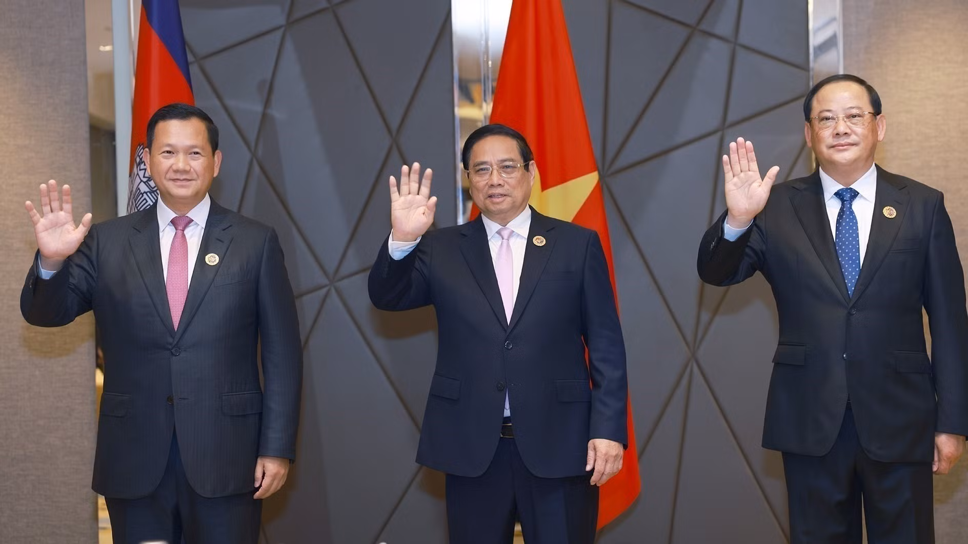 越南政府总理范明正和老挝政府总理宋赛·西潘敦、柬埔寨王国首相洪玛奈。（图片来源：越通社）