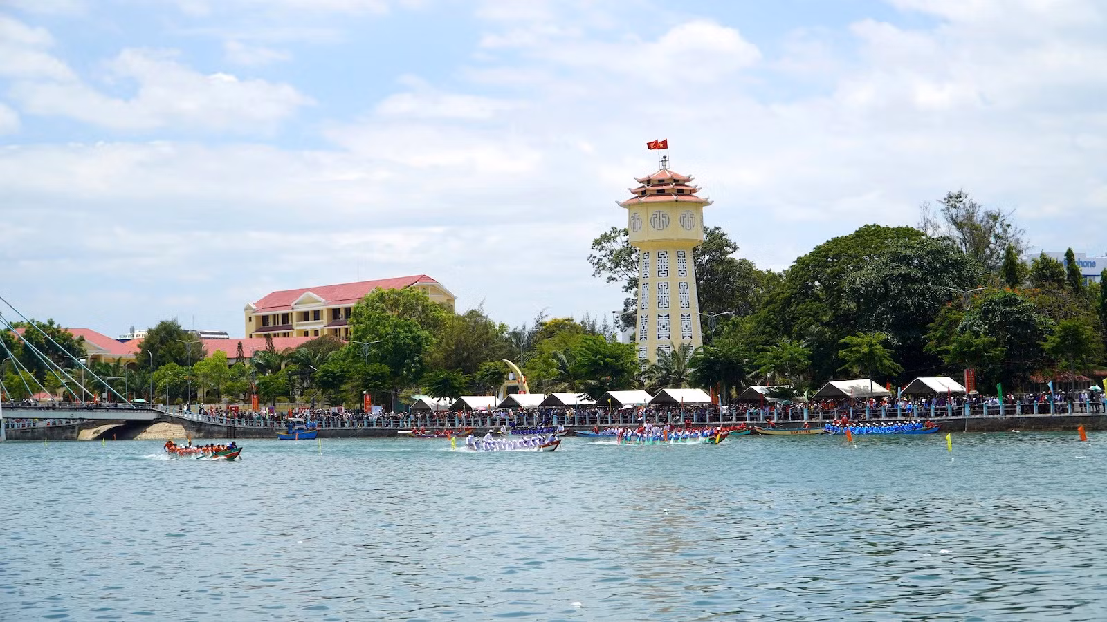 潘切市举办庆祝南方解放、国家统一50周年的赛船活动。 潘切市举办庆祝南方解放、国家统一50周年的赛船活动。