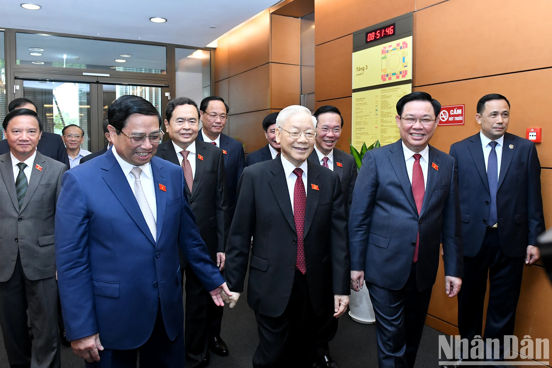 越共中央总书记阮富仲、党和国家领导、前领导出席越南第十五届国会第六次会议开幕式。