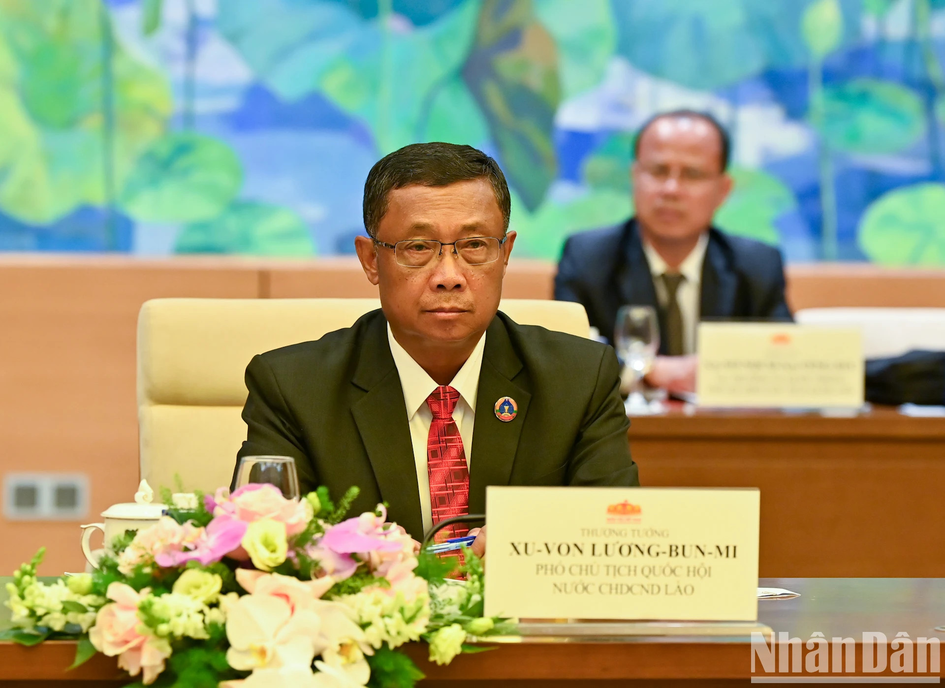 老挝国会副主席苏温·伦奔米在会见时发表讲话。