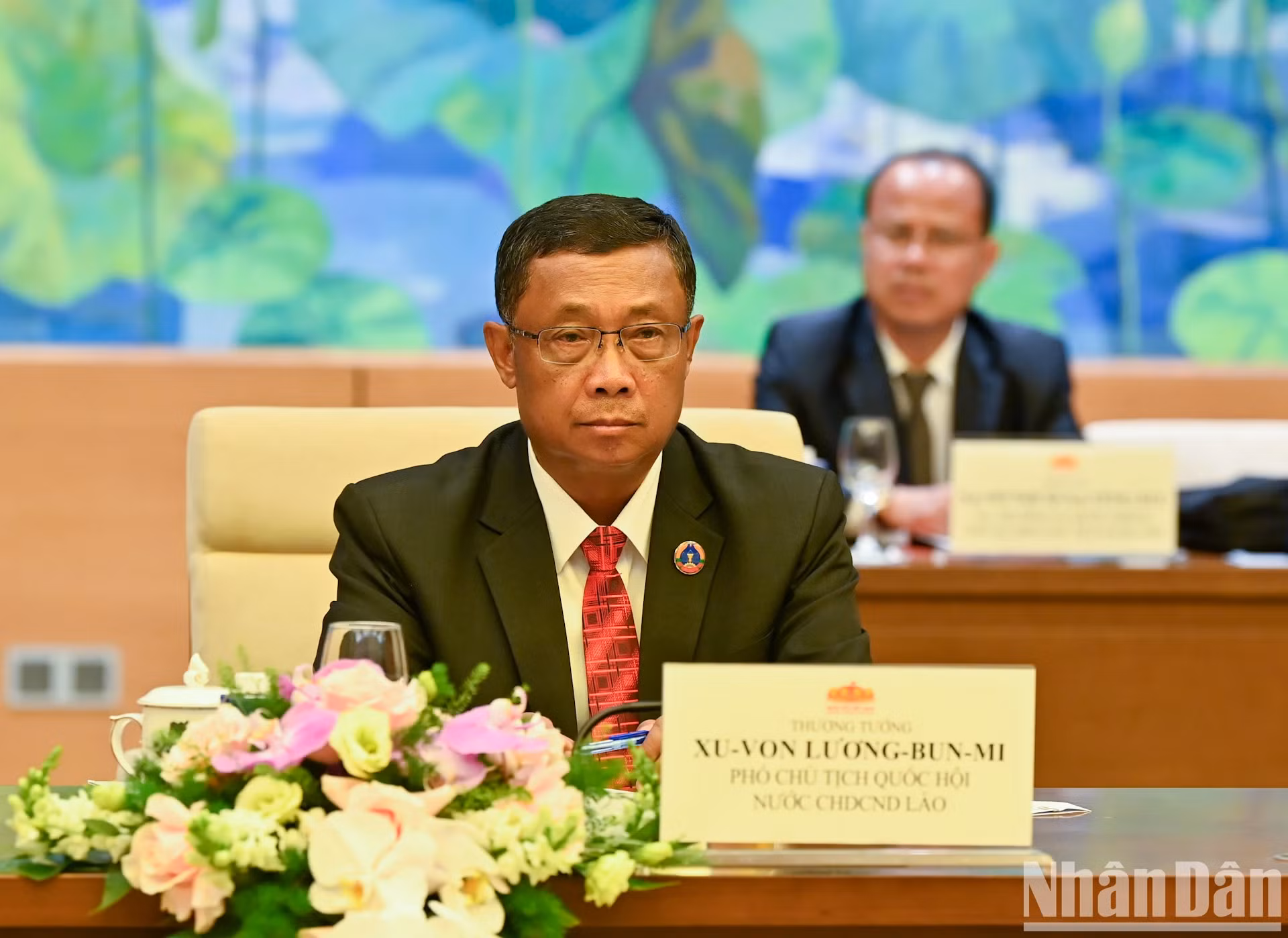 老挝国会副主席苏温·伦奔米在会见时发表讲话。