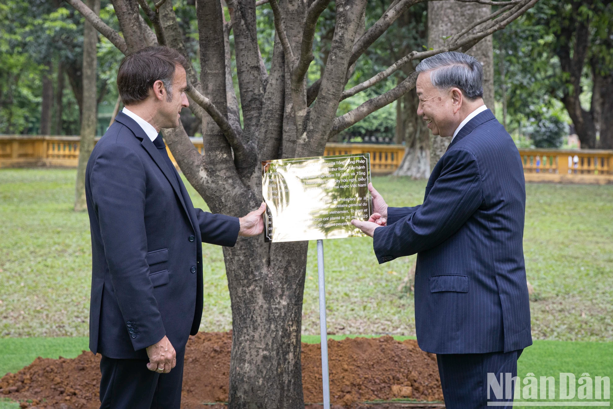 植树活动象征着越法两国人民的友谊。 植树活动象征着越法两国人民的友谊。
