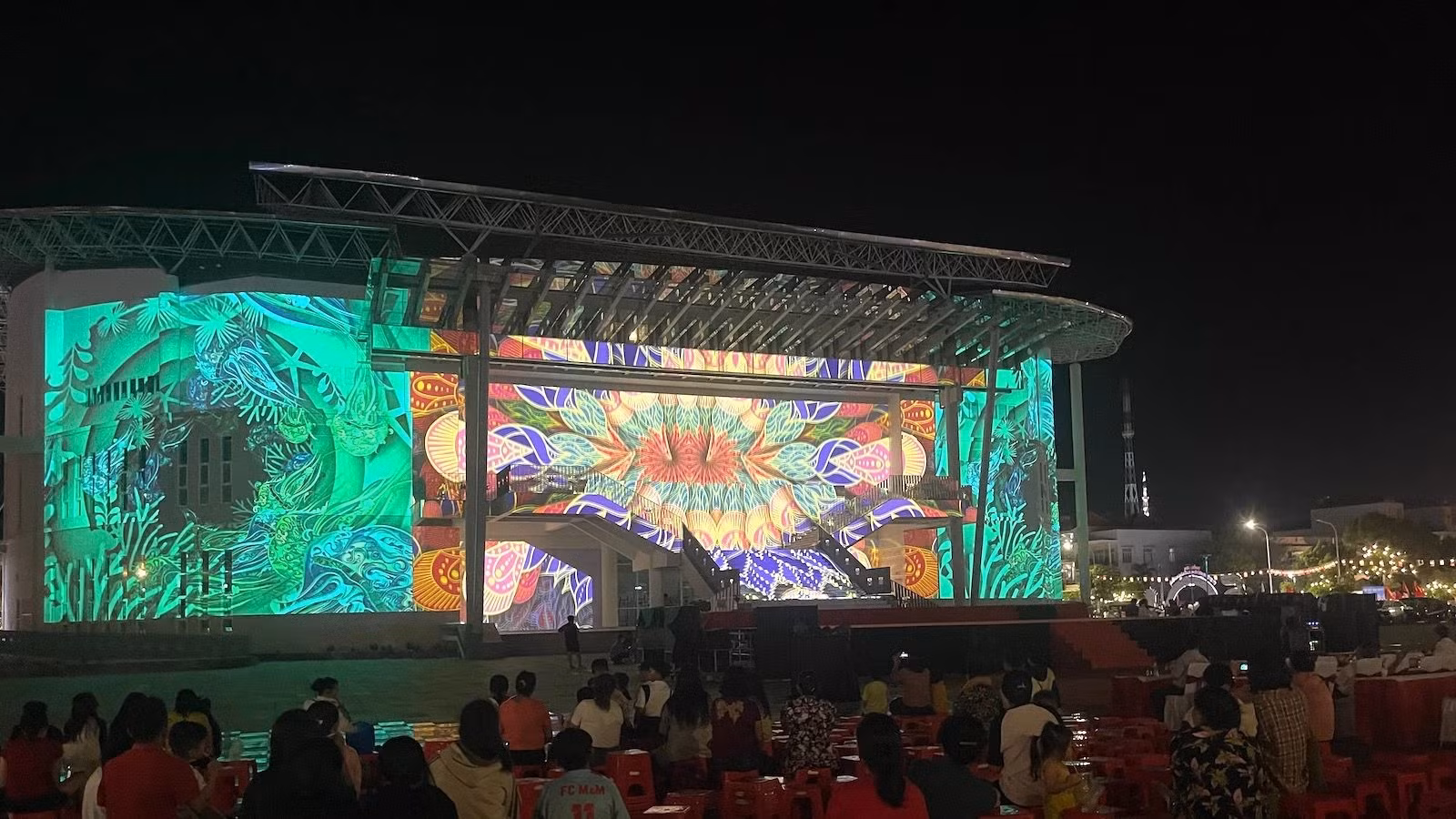 在平顺省剧院和文化艺术展览举行的三维映射活动。 在平顺省剧院和文化艺术展览举行的三维映射活动。