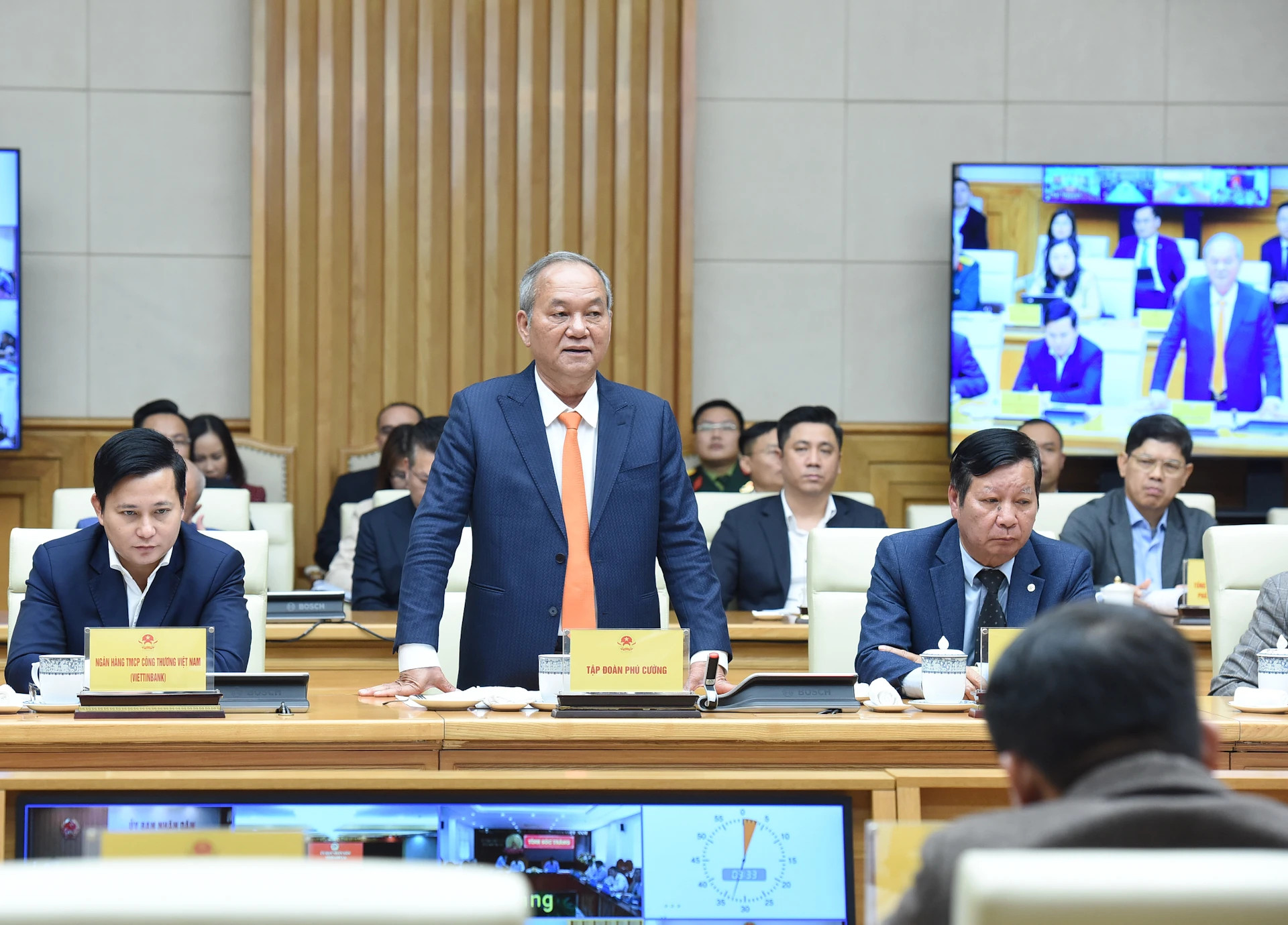 富强集团领导在会上发表讲话。