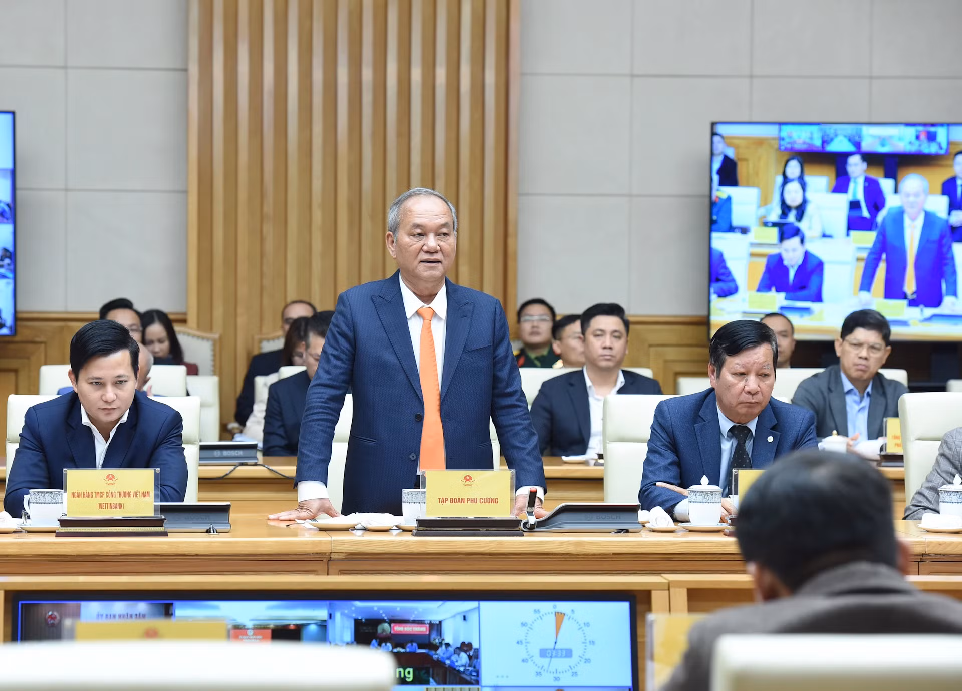 富强集团领导在会上发表讲话。