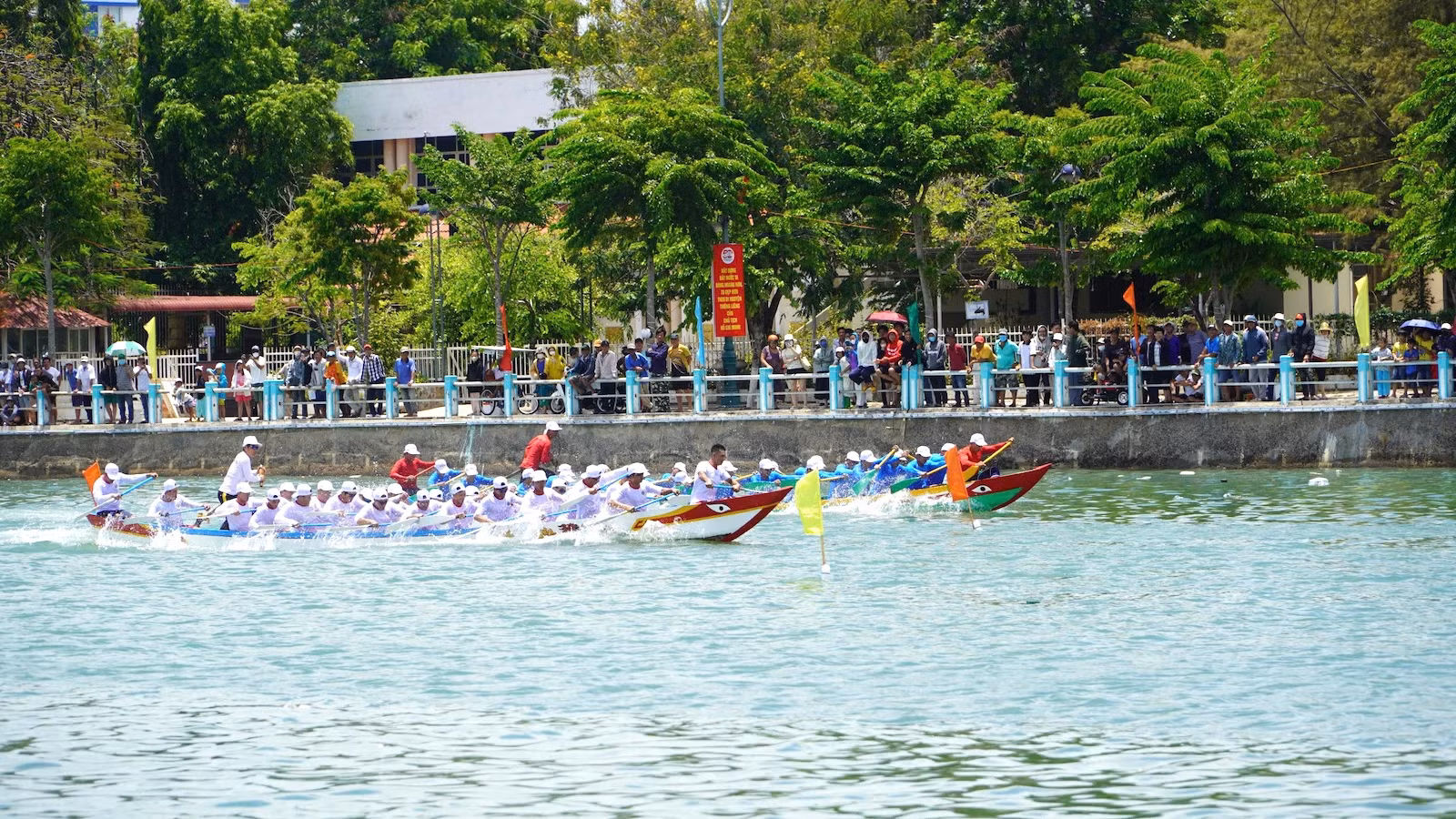 9个参赛队的近300名运动员参加赛船。 9个参赛队的近300名运动员参加赛船。