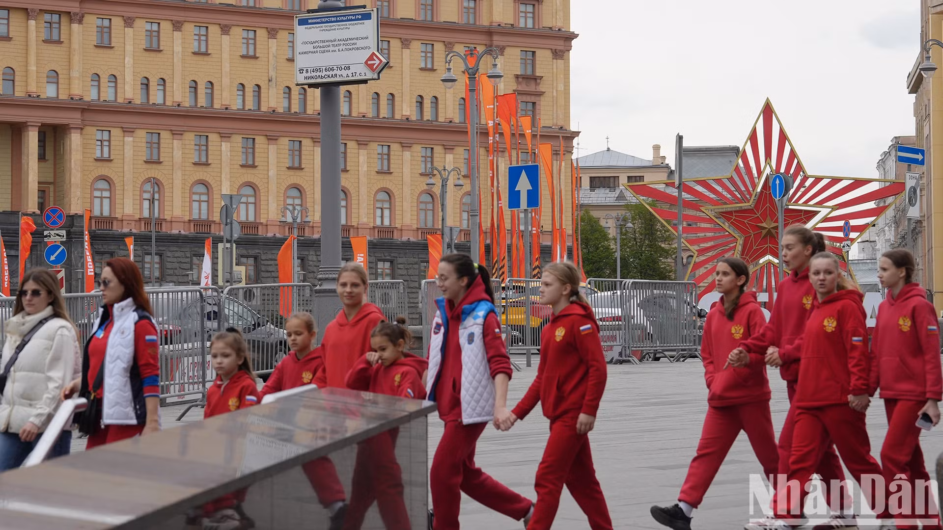 许多俄罗斯儿童在父母和教师的带领下,参观那些与前苏联和当今俄罗斯辉煌历史密切相关的历史遗迹。 许多俄罗斯儿童在父母和教师的带领下,参观那些与前苏联和当今俄罗斯辉煌历史密切相关的历史遗迹。