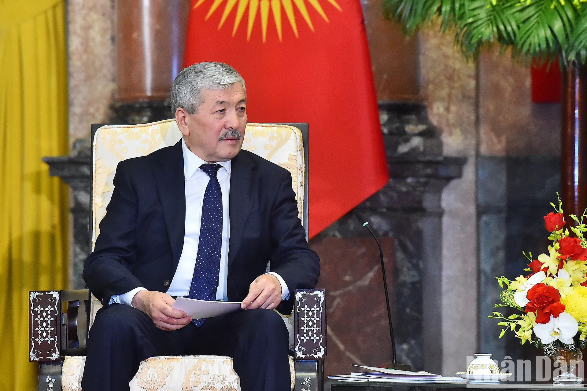 吉尔吉斯斯坦总理阿德尔别克·卡西马利耶夫在会见时发表讲话。 吉尔吉斯斯坦总理阿德尔别克·卡西马利耶夫在会见时发表讲话。