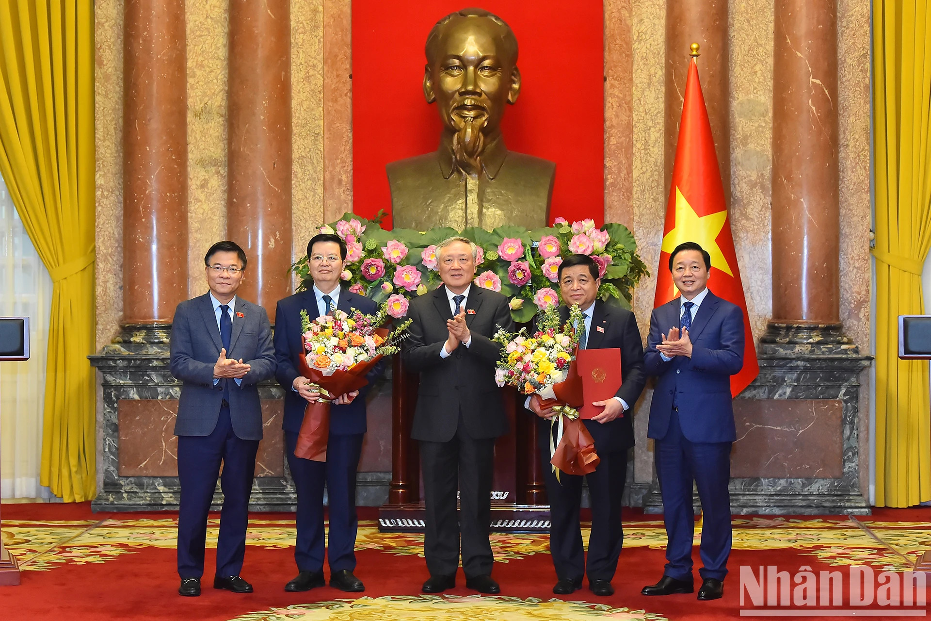 政府常务副总理阮和平与陈红河副总理、黎成龙副总理赠送鲜花祝贺新任政府副总理阮志勇和梅文正。 政府常务副总理阮和平与陈红河副总理、黎成龙副总理赠送鲜花祝贺新任政府副总理阮志勇和梅文正。